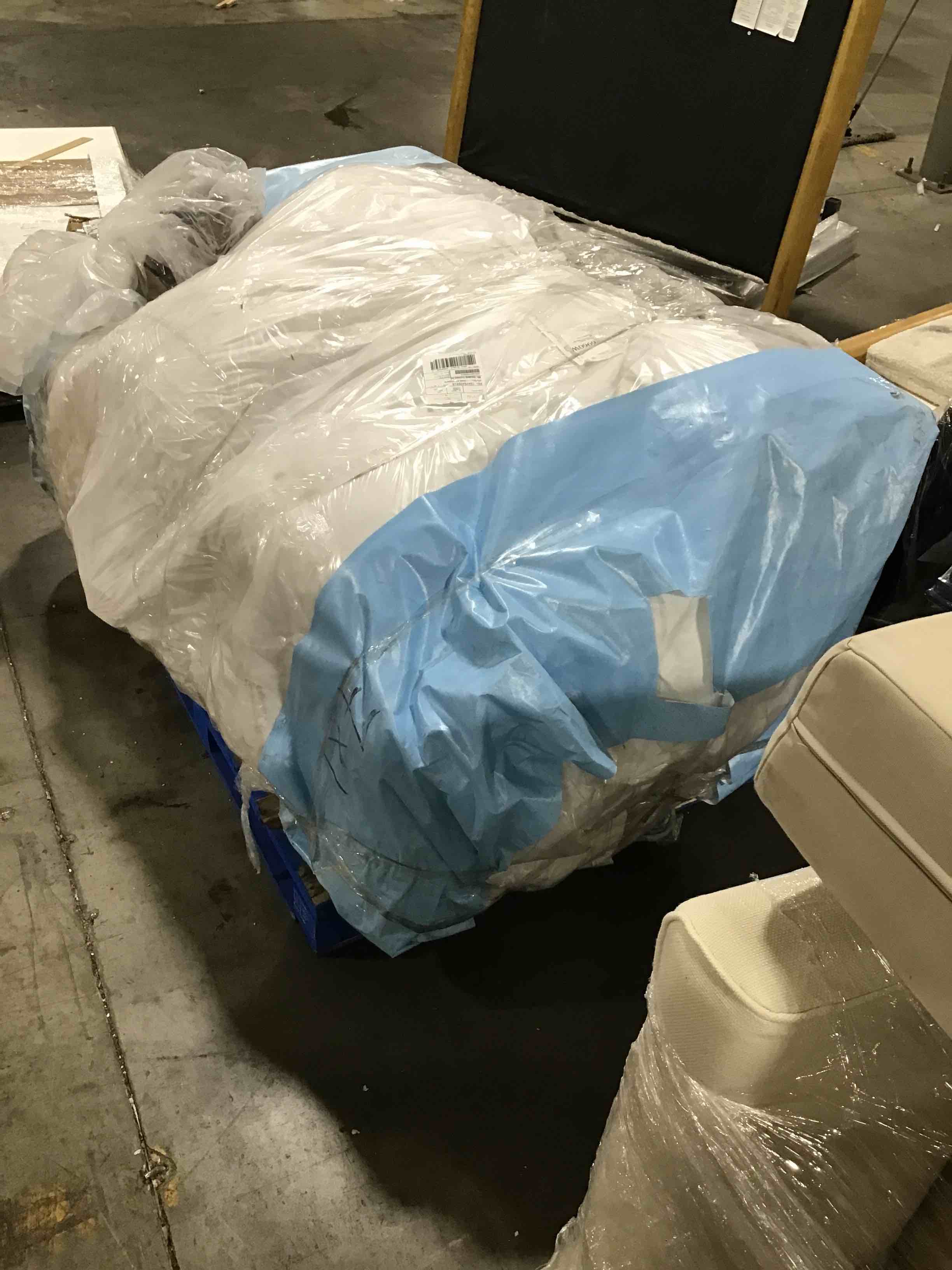 https://s3.amazonaws.com/lotting-images-prod/bidfta/RED5372356_1691694168187.jpeg
