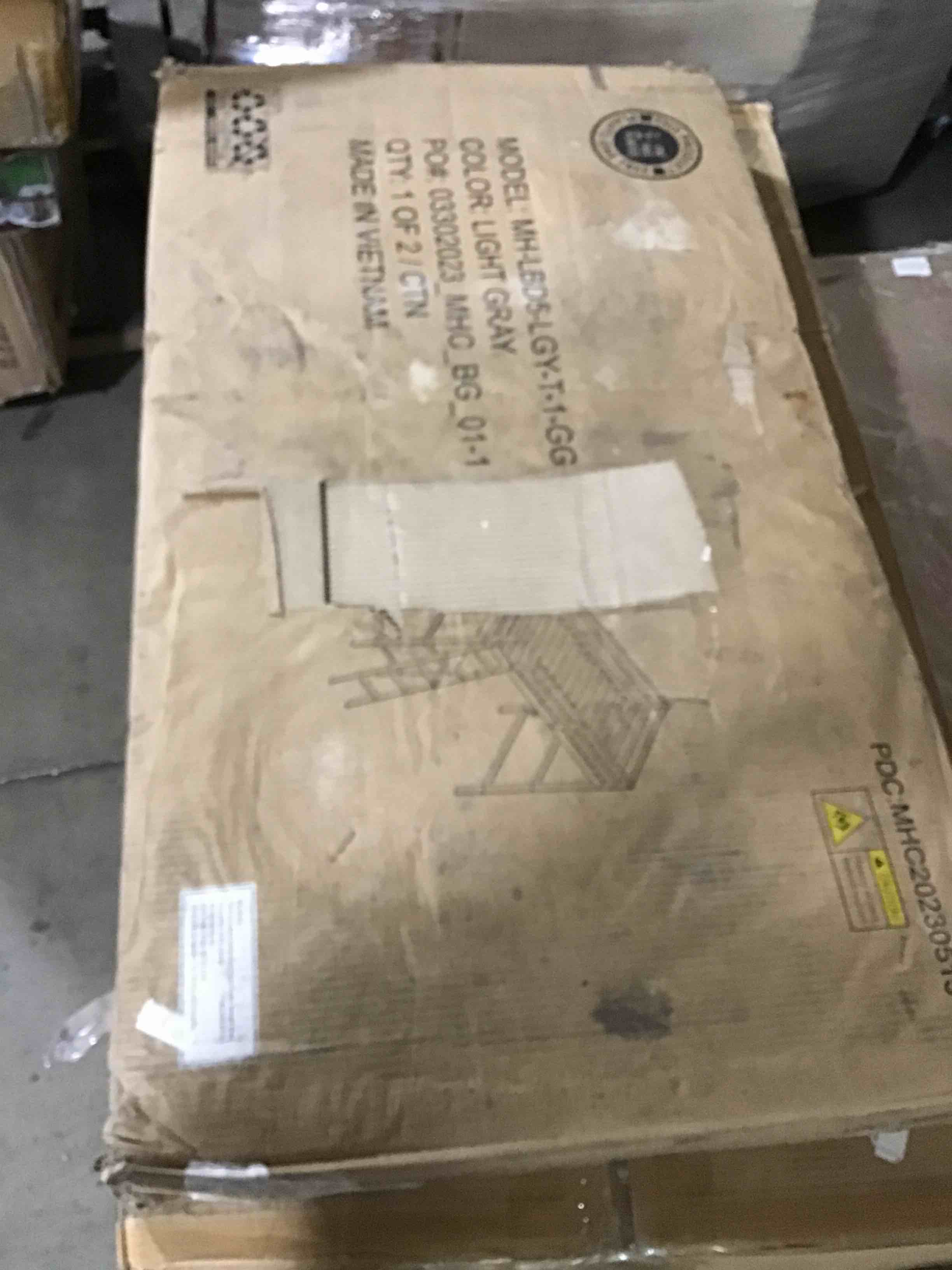 https://s3.amazonaws.com/lotting-images-prod/bidfta/RED5374801_1696863459093.jpeg