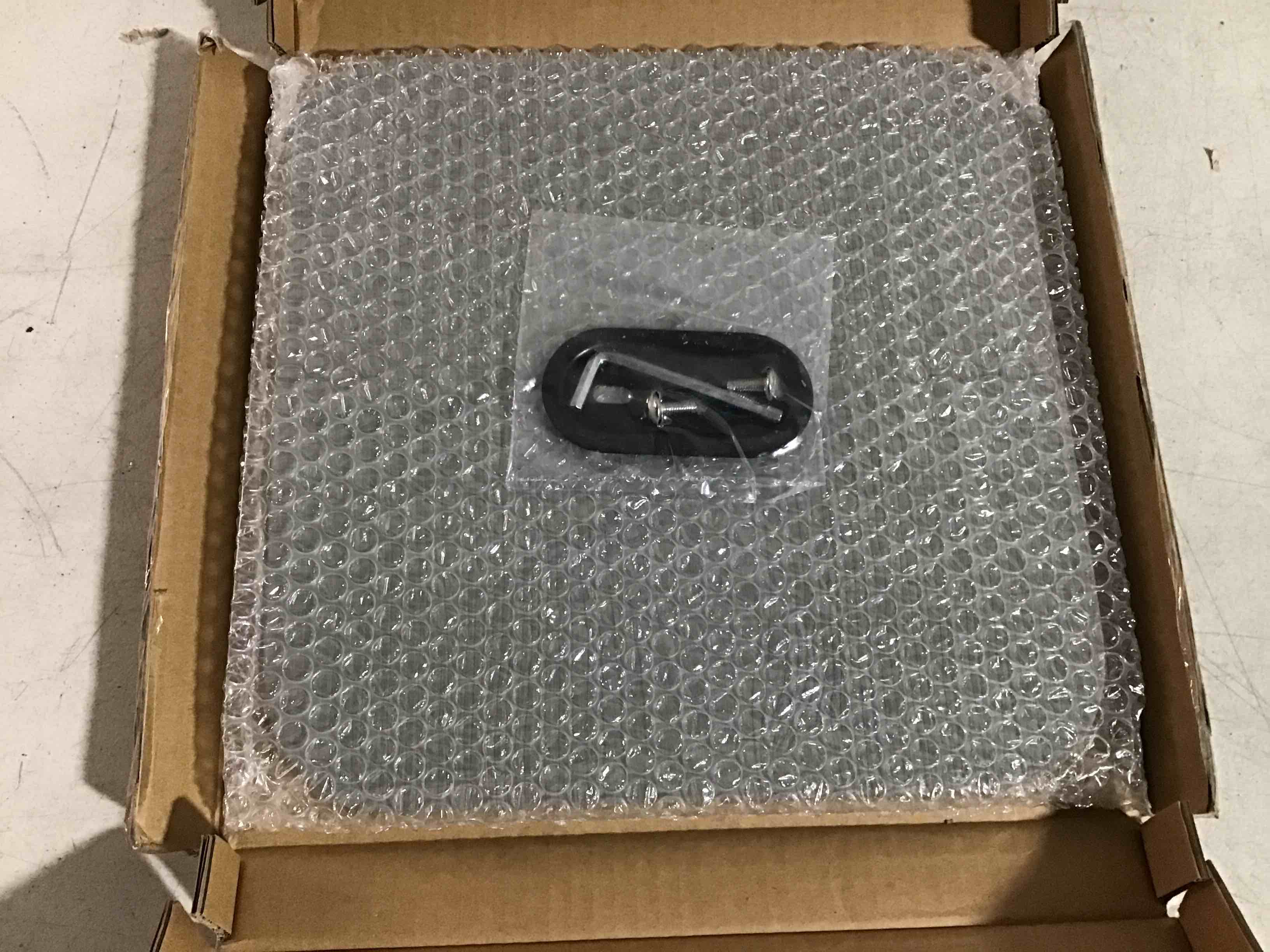 https://s3.amazonaws.com/lotting-images-prod/bidfta/RED5379699_1690303725670.jpeg