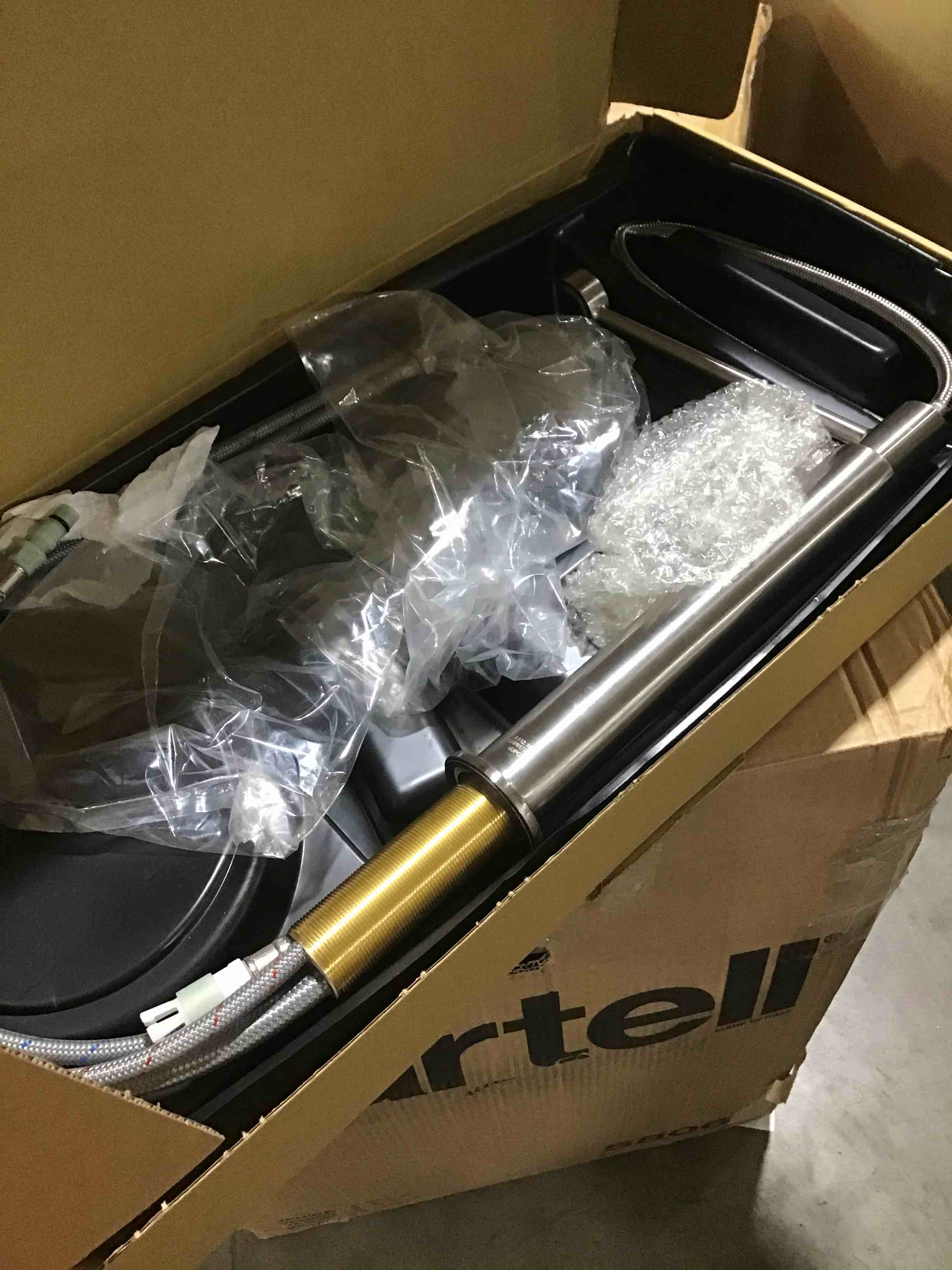 https://s3.amazonaws.com/lotting-images-prod/bidfta/RED5381746_1691170419174.jpeg