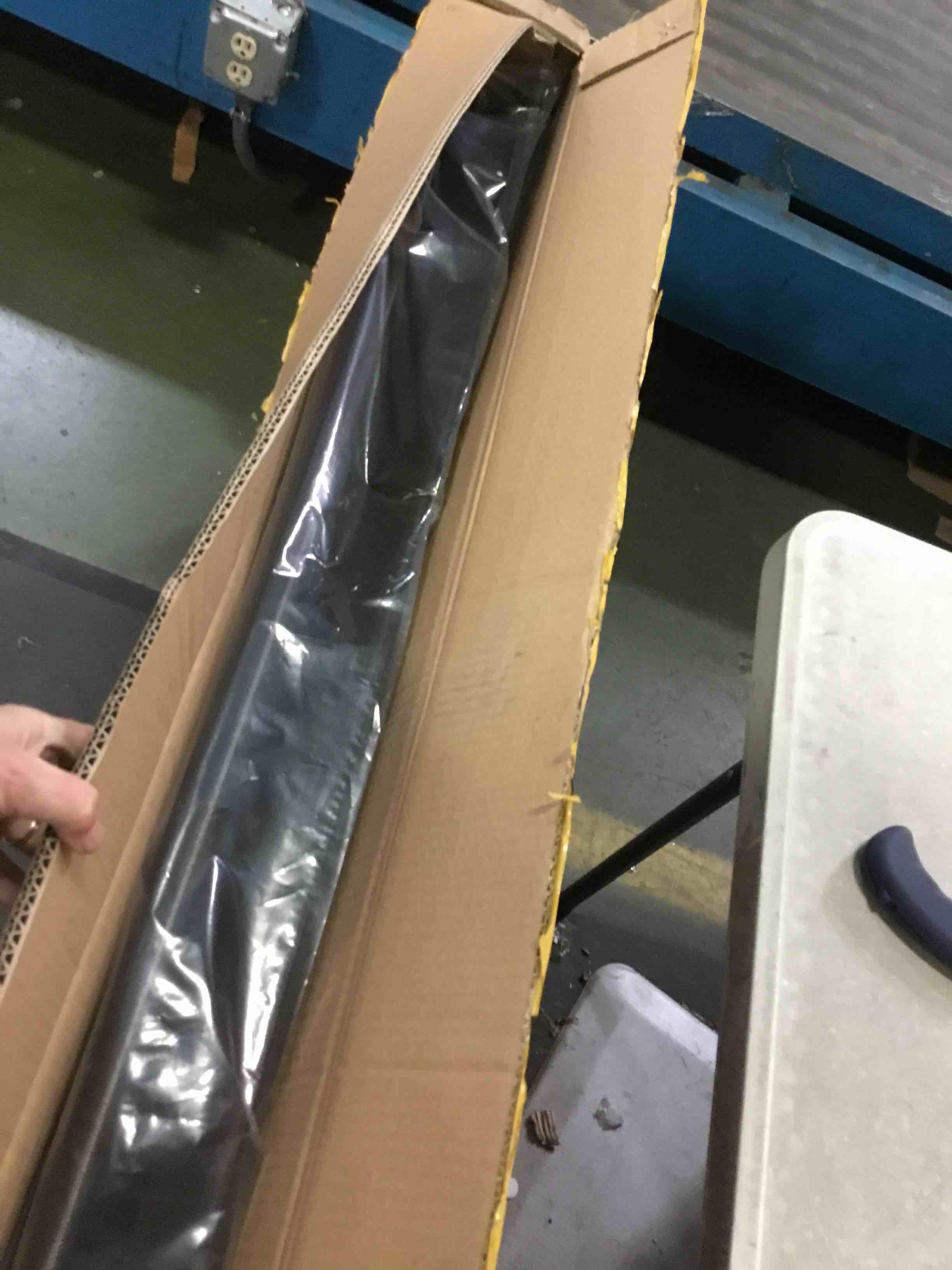 https://s3.amazonaws.com/lotting-images-prod/bidfta/RED5389424_1689619661371.jpeg
