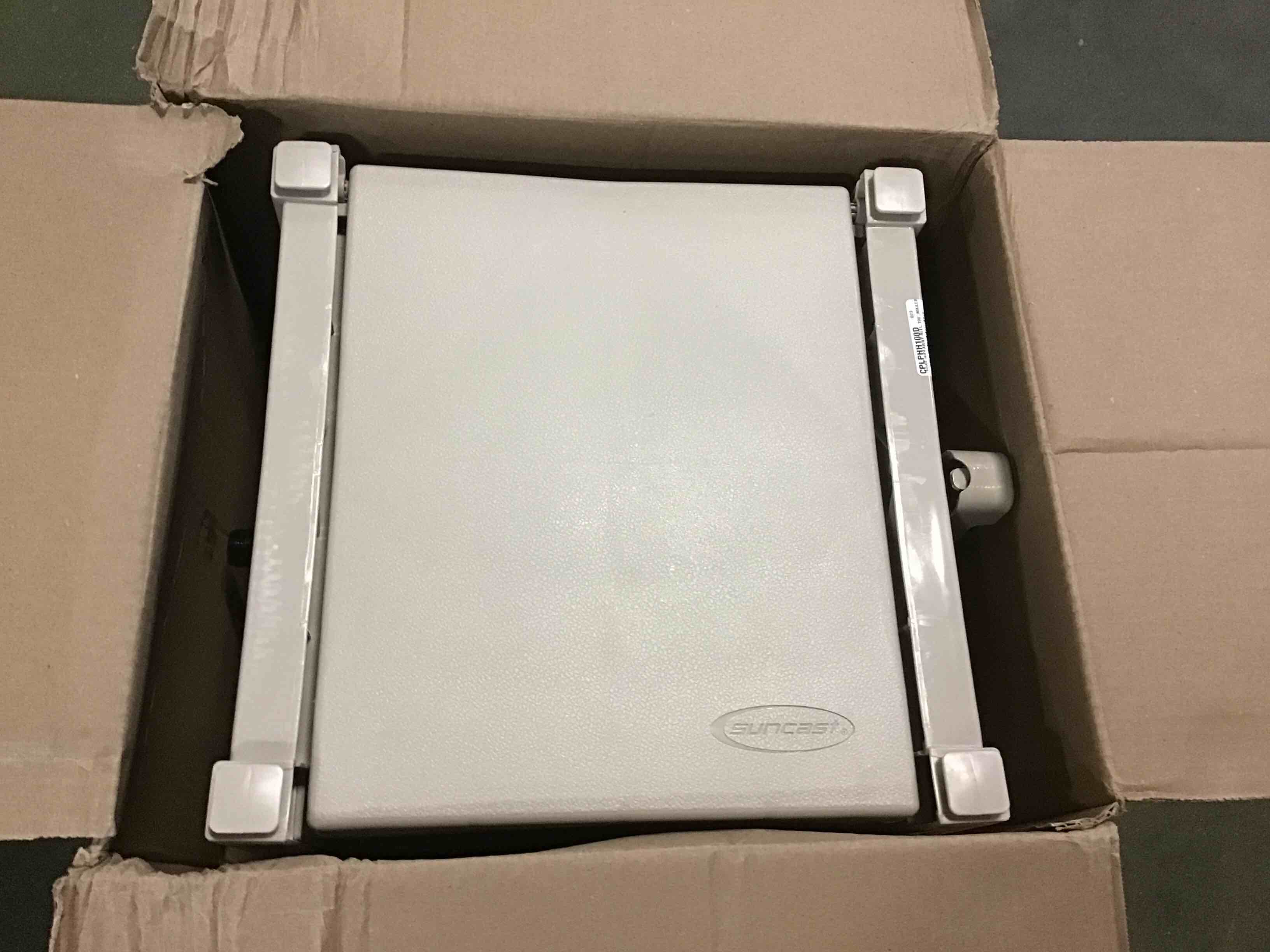 https://s3.amazonaws.com/lotting-images-prod/bidfta/RED5396024_1692025225188.jpeg