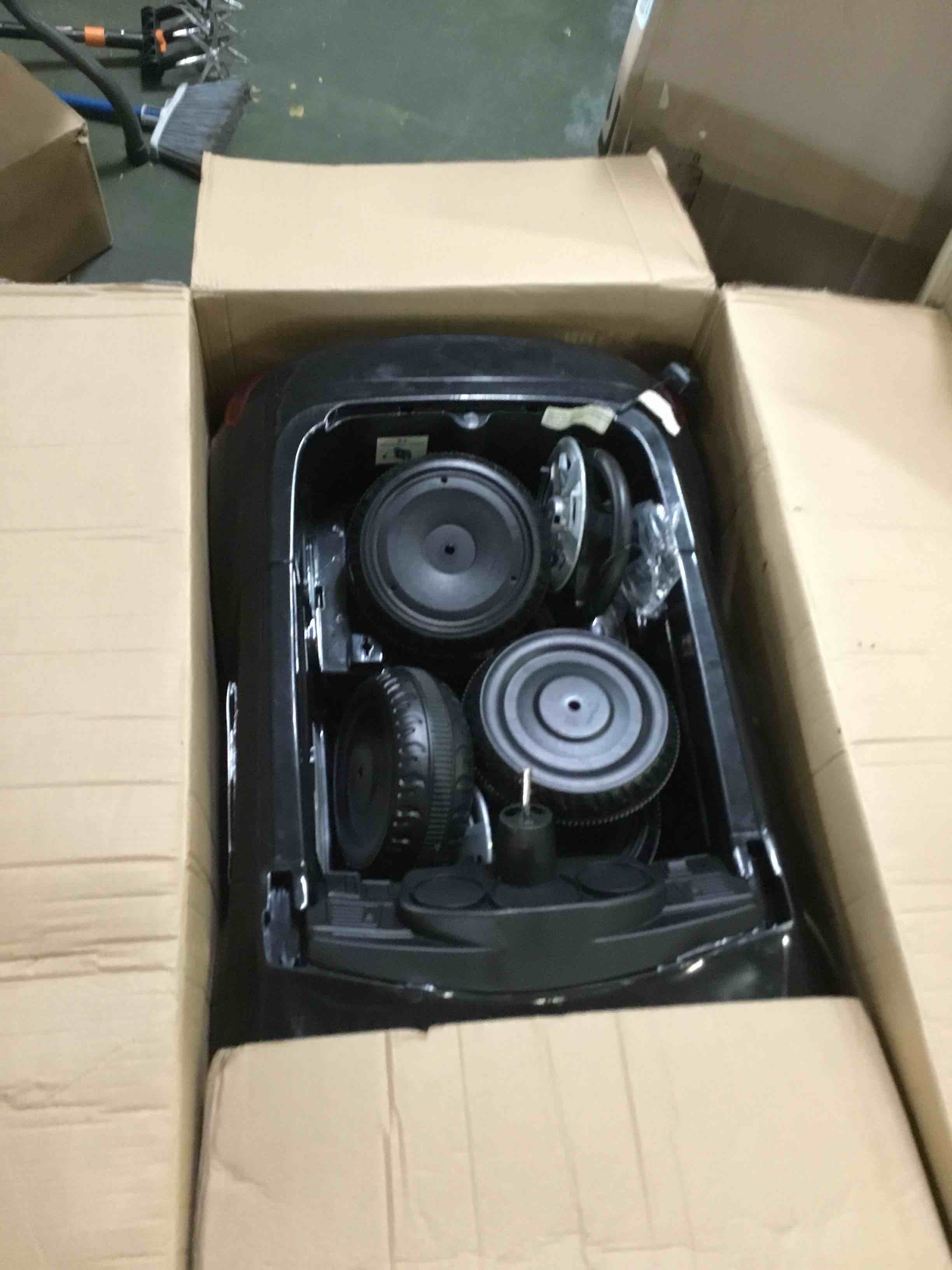 https://s3.amazonaws.com/lotting-images-prod/bidfta/RED5398880_1692623739908.jpeg