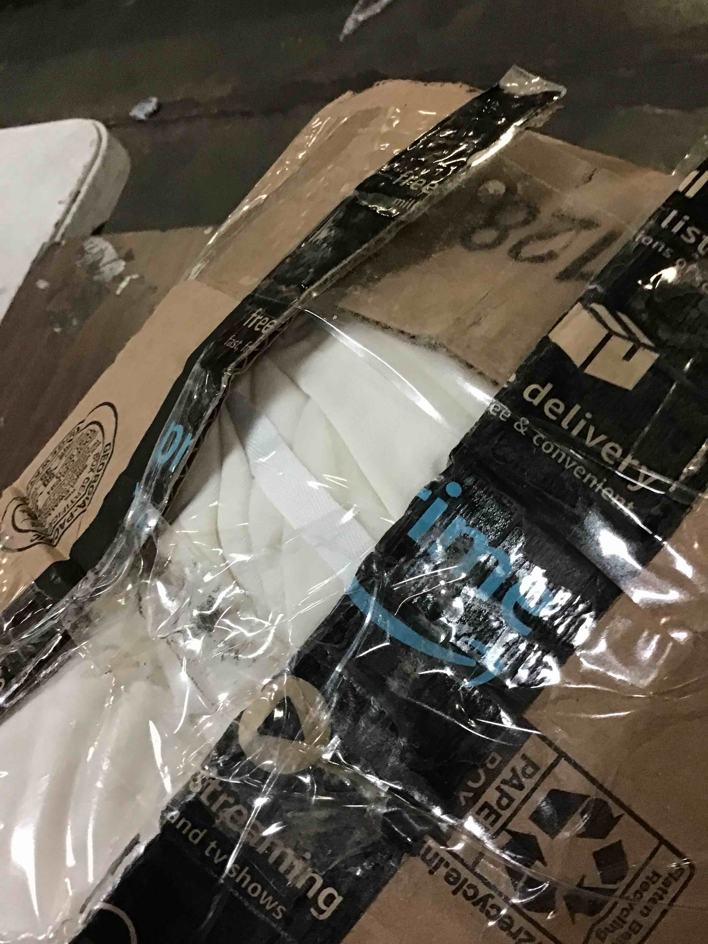 https://s3.amazonaws.com/lotting-images-prod/bidfta/RED5402906_1692878176401.jpeg