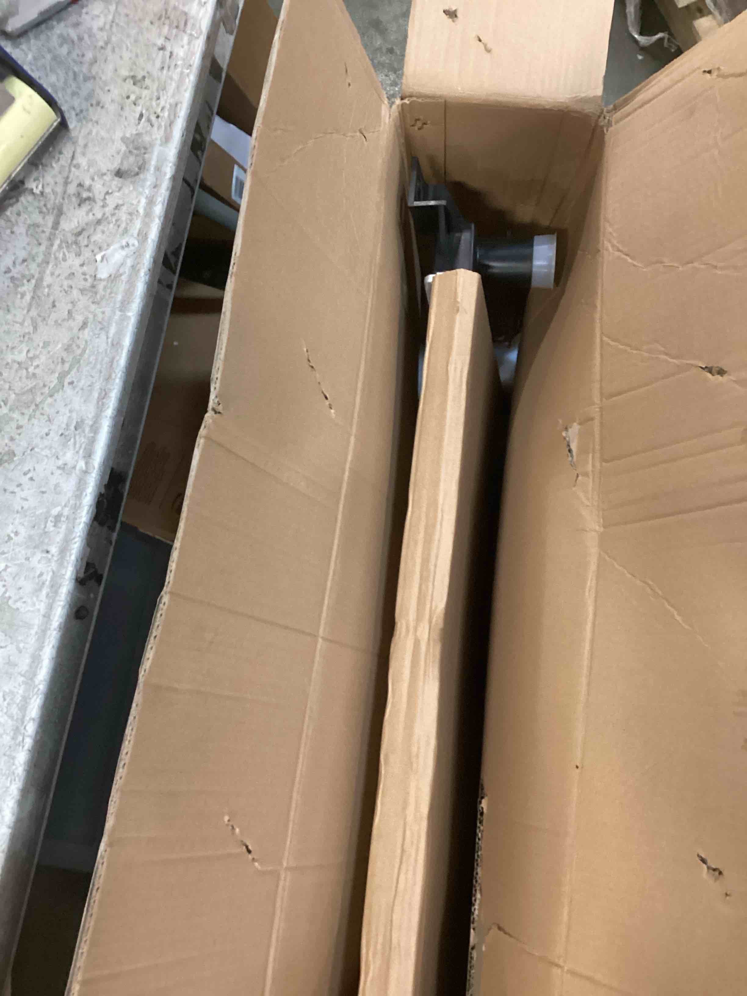 https://s3.amazonaws.com/lotting-images-prod/bidfta/RED5403394_1705588461404.jpeg