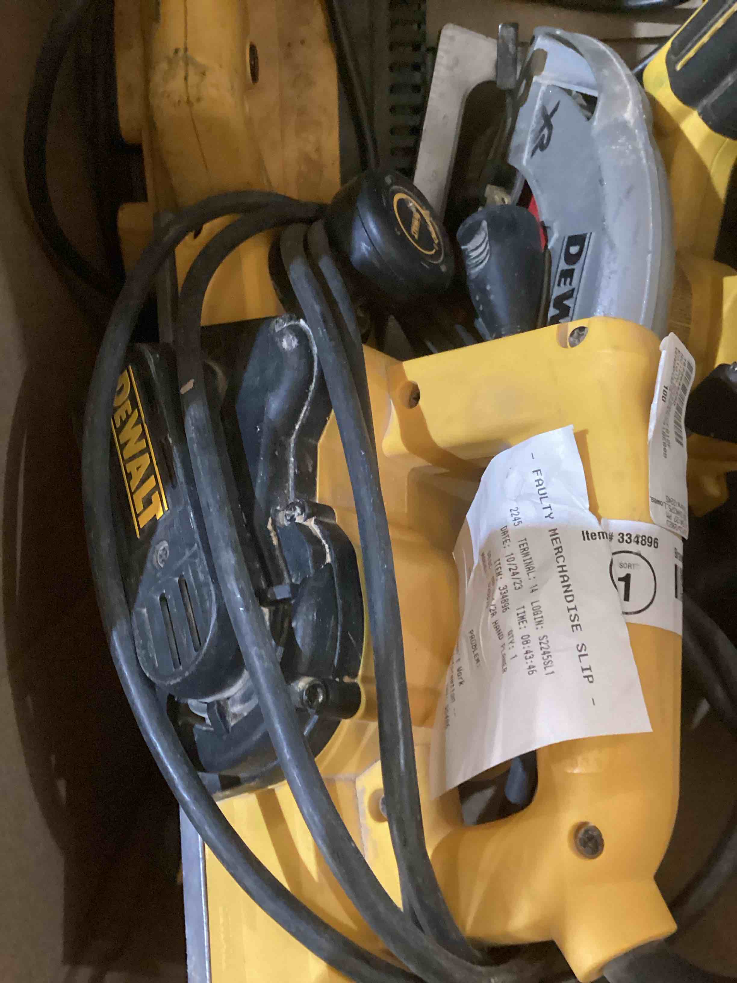 https://s3.amazonaws.com/lotting-images-prod/bidfta/RED5413634_1707166655829.jpeg