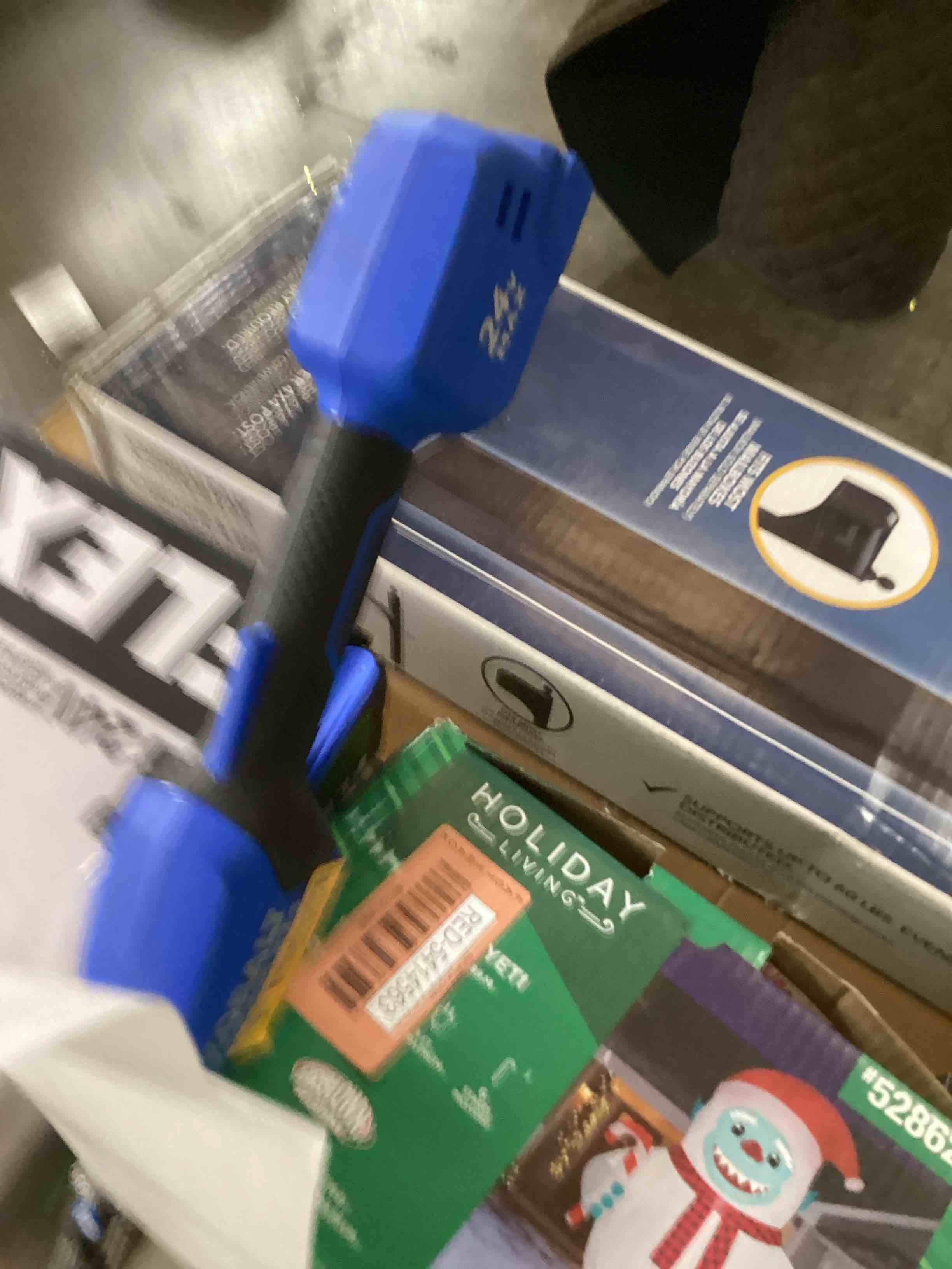 https://s3.amazonaws.com/lotting-images-prod/bidfta/RED5414574_1707164535371.jpeg