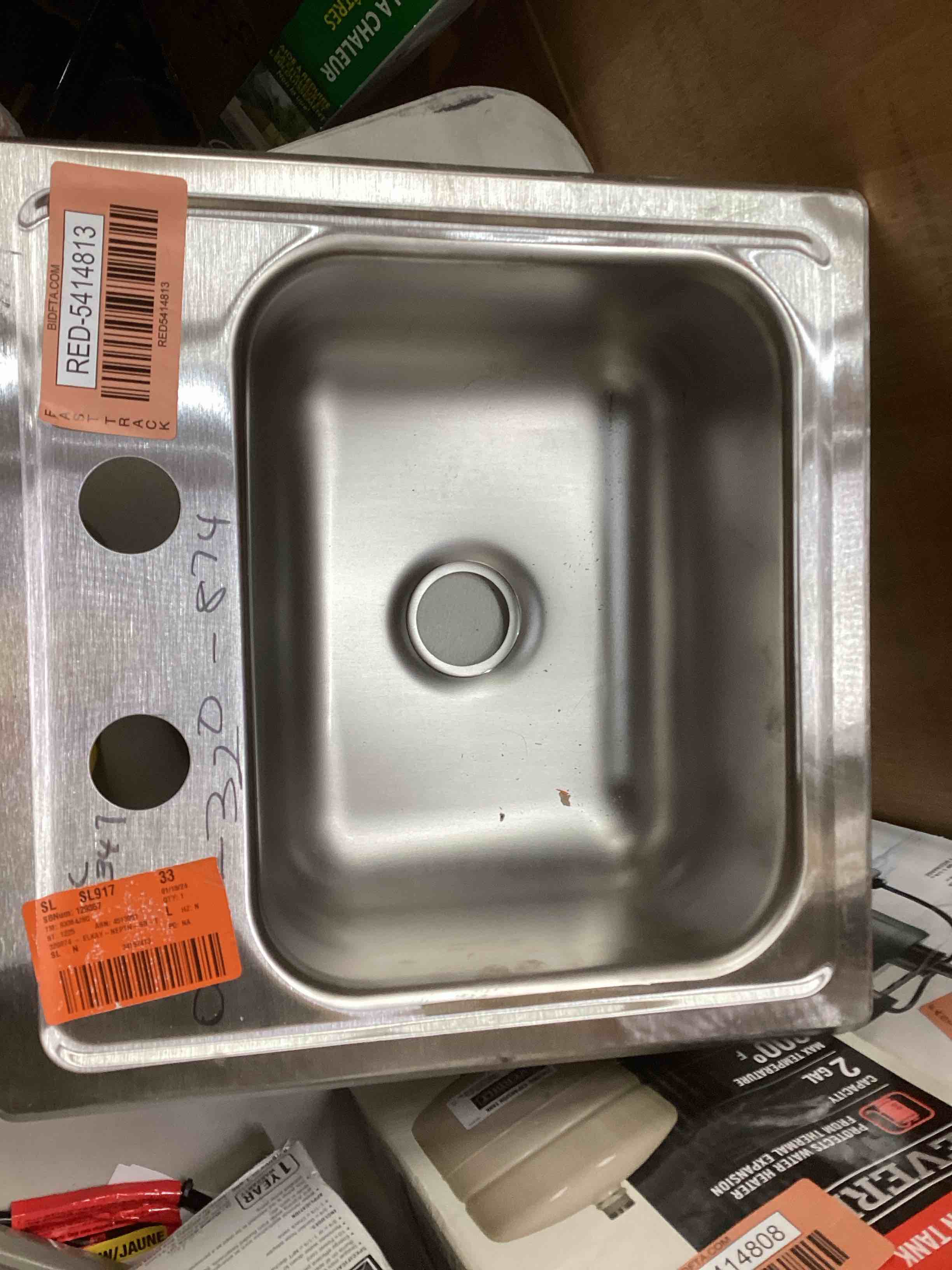 https://s3.amazonaws.com/lotting-images-prod/bidfta/RED5414813_1707319973883.jpeg