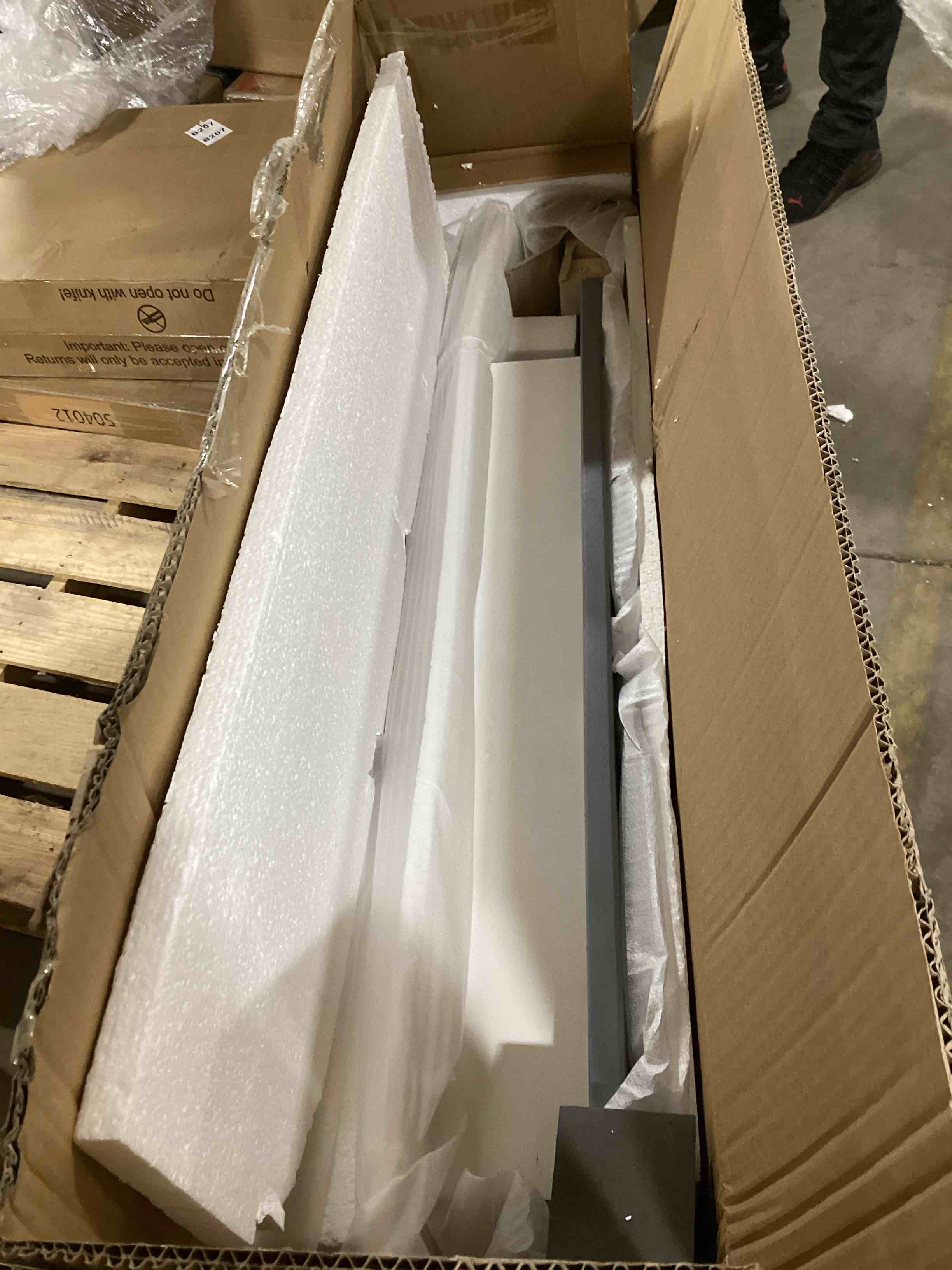 https://s3.amazonaws.com/lotting-images-prod/bidfta/RED5418325_1700056601935.jpeg