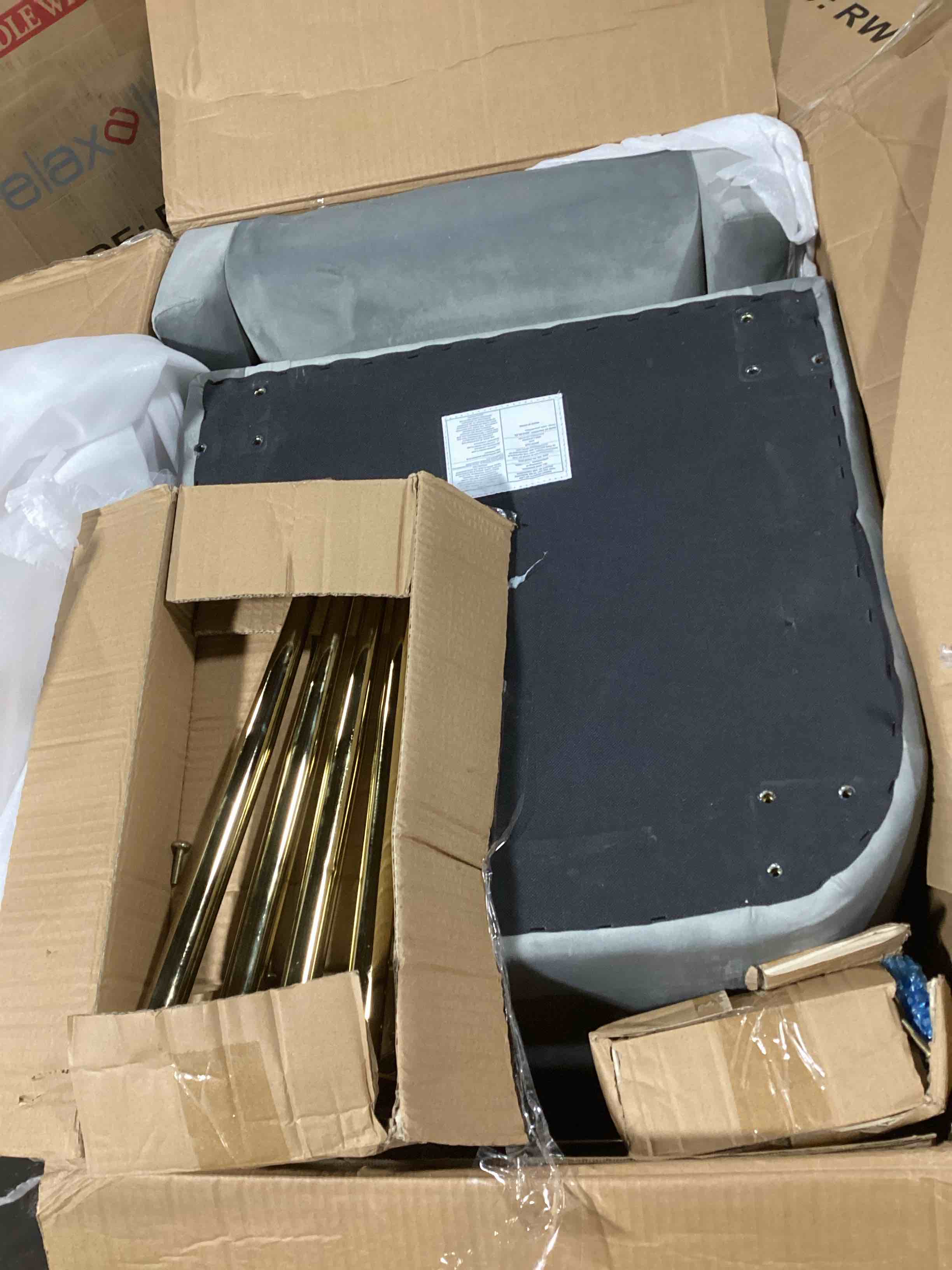 https://s3.amazonaws.com/lotting-images-prod/bidfta/RED5422816_1699537580430.jpeg