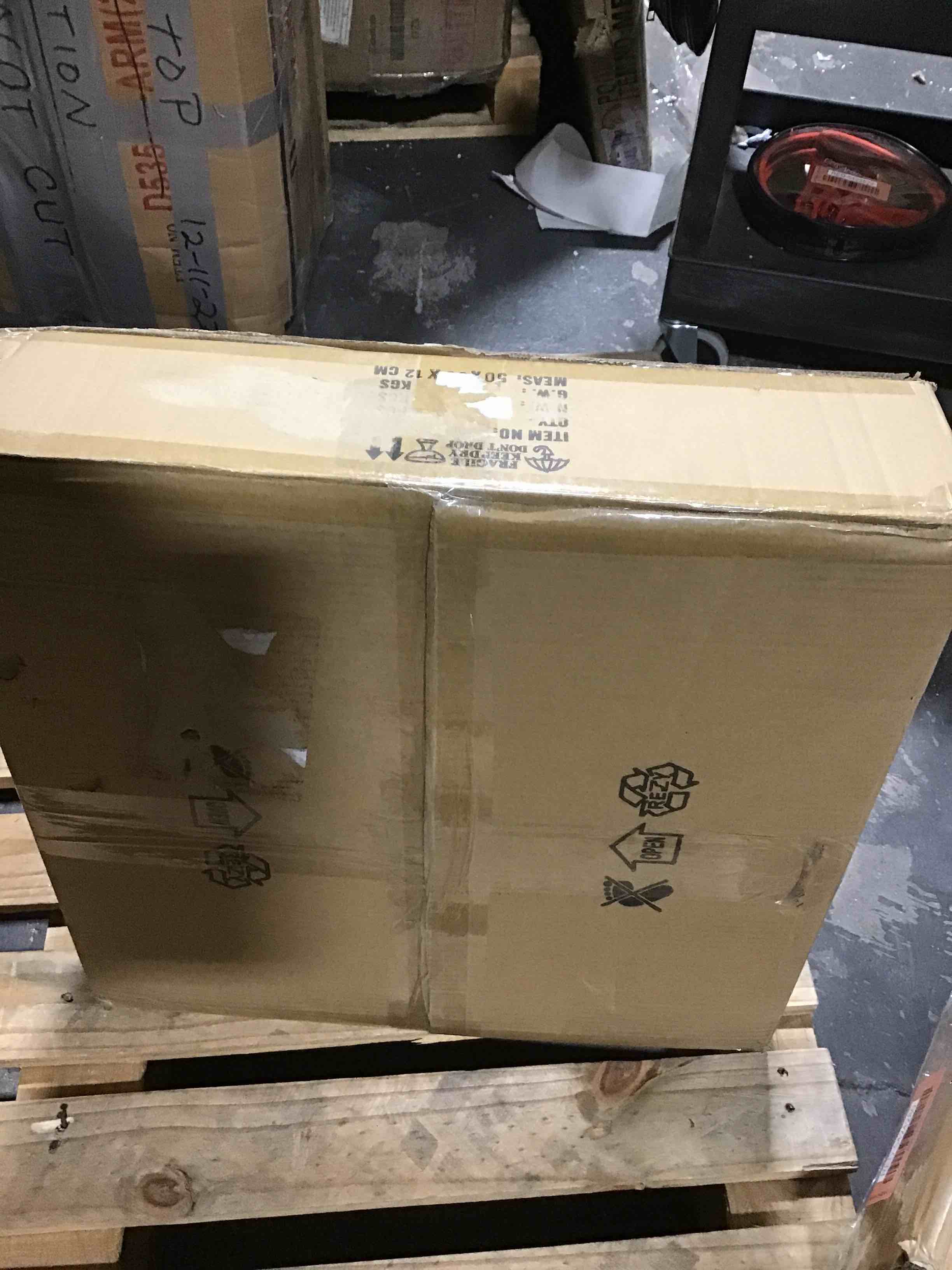 https://s3.amazonaws.com/lotting-images-prod/bidfta/RED5424281_1704908966247.jpeg