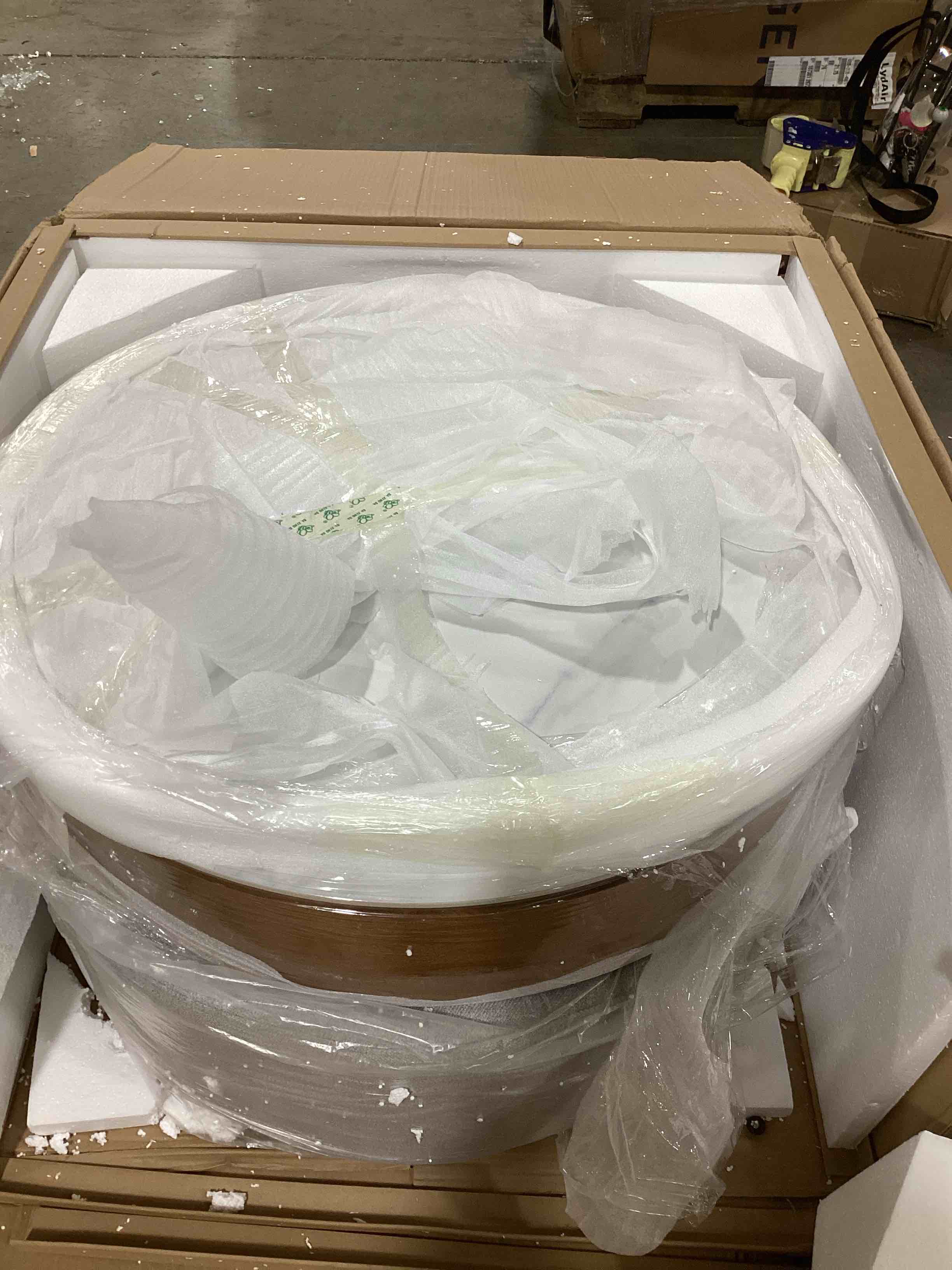https://s3.amazonaws.com/lotting-images-prod/bidfta/RED5426150_1698162063885.jpeg