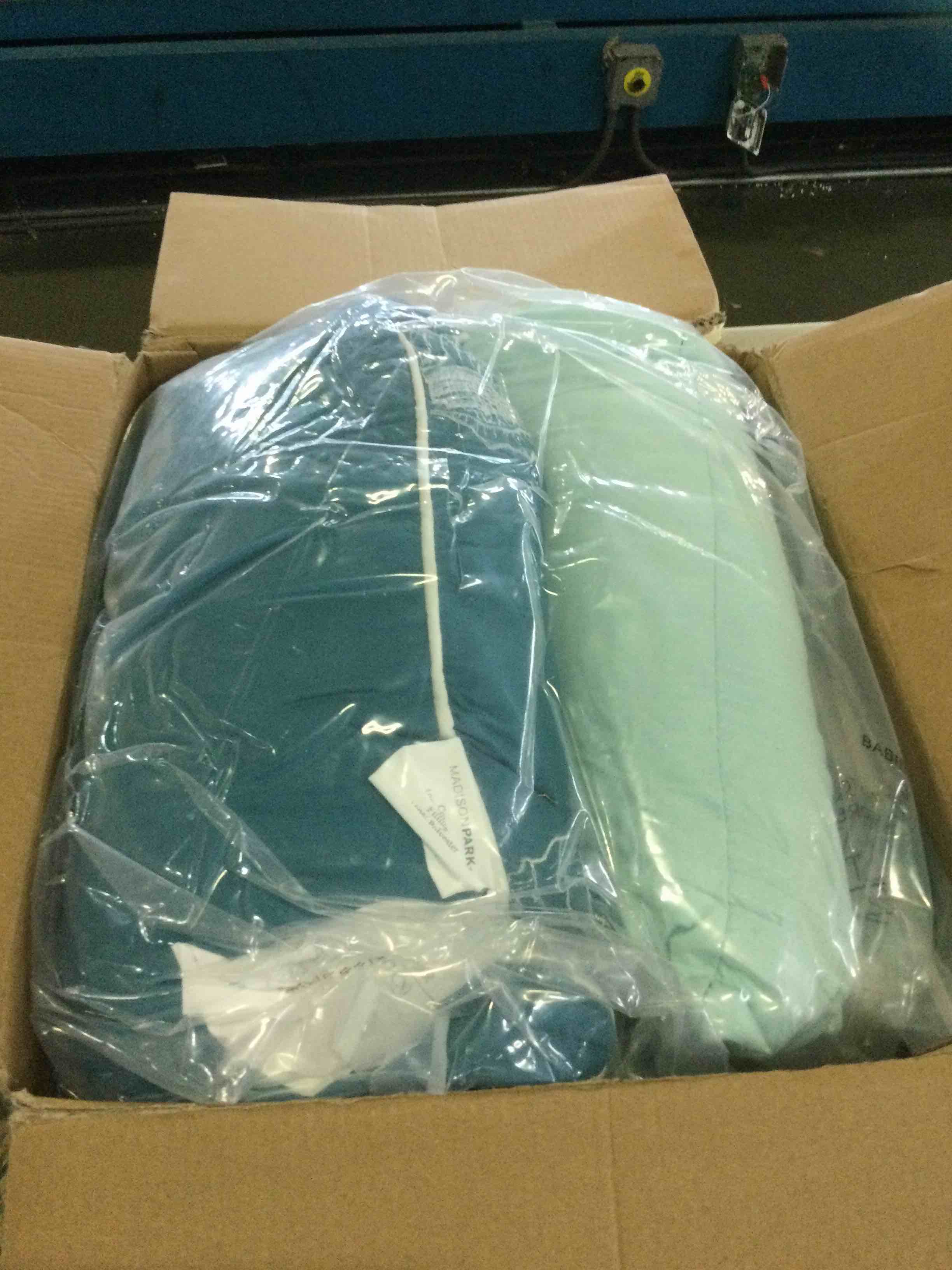 https://s3.amazonaws.com/lotting-images-prod/bidfta/RED5432734_1701287541053.jpeg