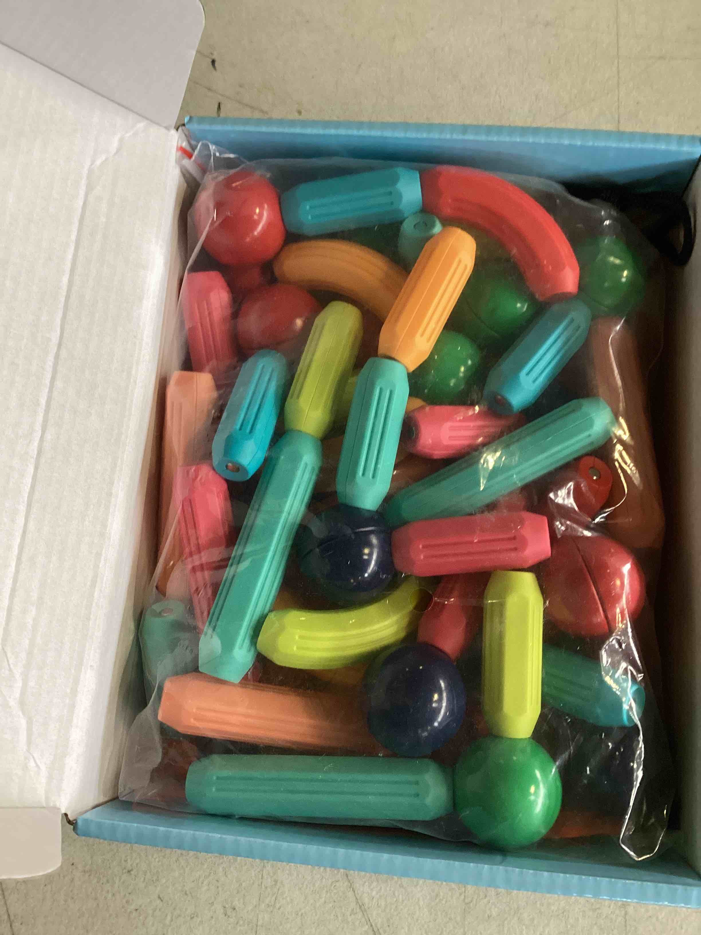 https://s3.amazonaws.com/lotting-images-prod/bidfta/RED5440907_1700857057709.jpeg