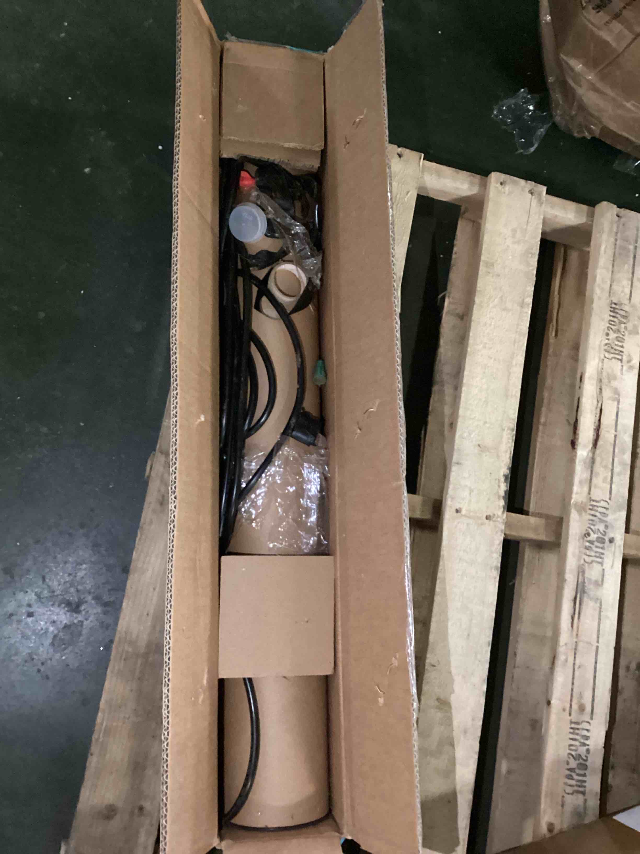 https://s3.amazonaws.com/lotting-images-prod/bidfta/RED5442917_1701177480706.jpeg