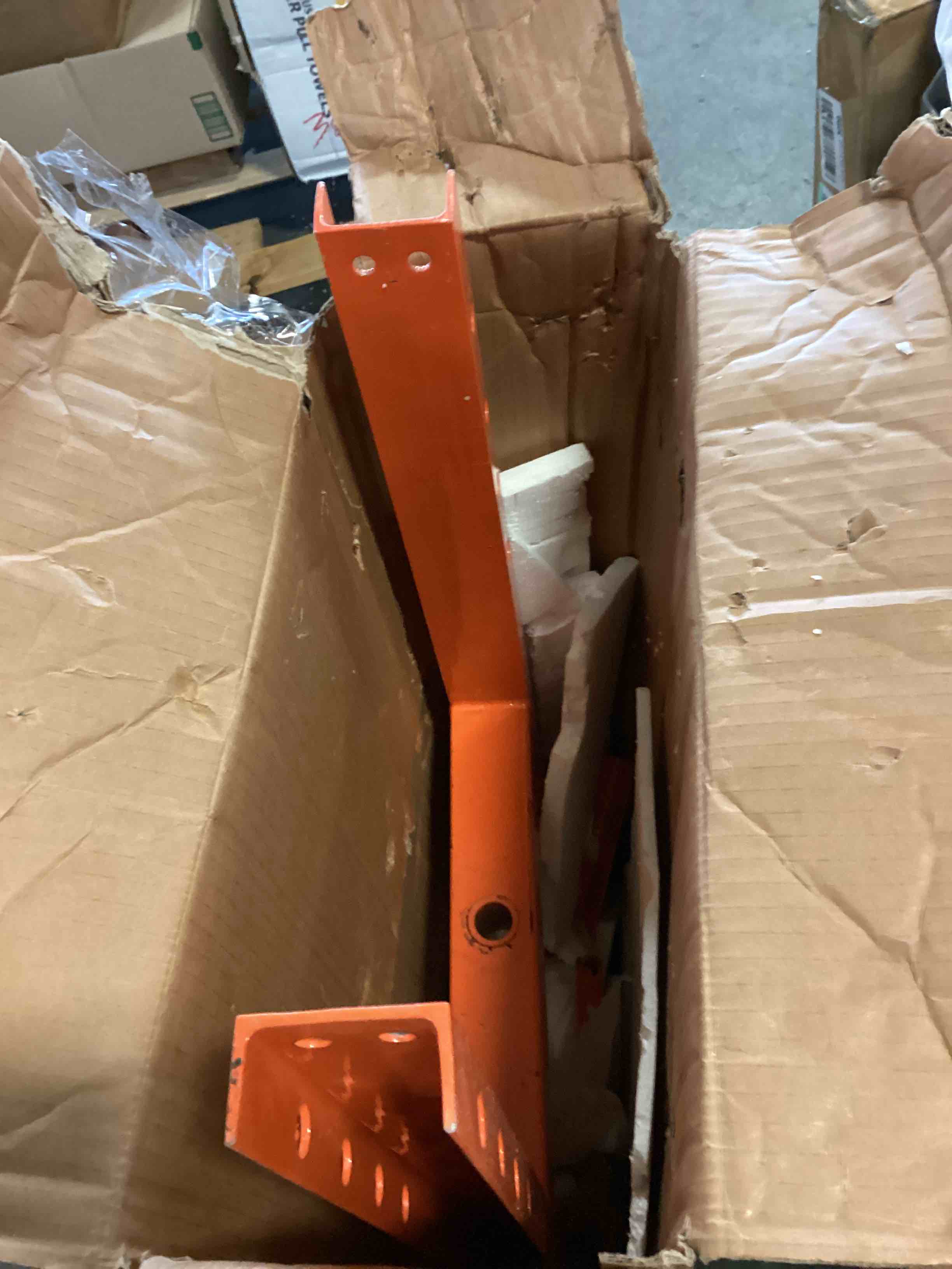 https://s3.amazonaws.com/lotting-images-prod/bidfta/RED5443221_1701358303275.jpeg