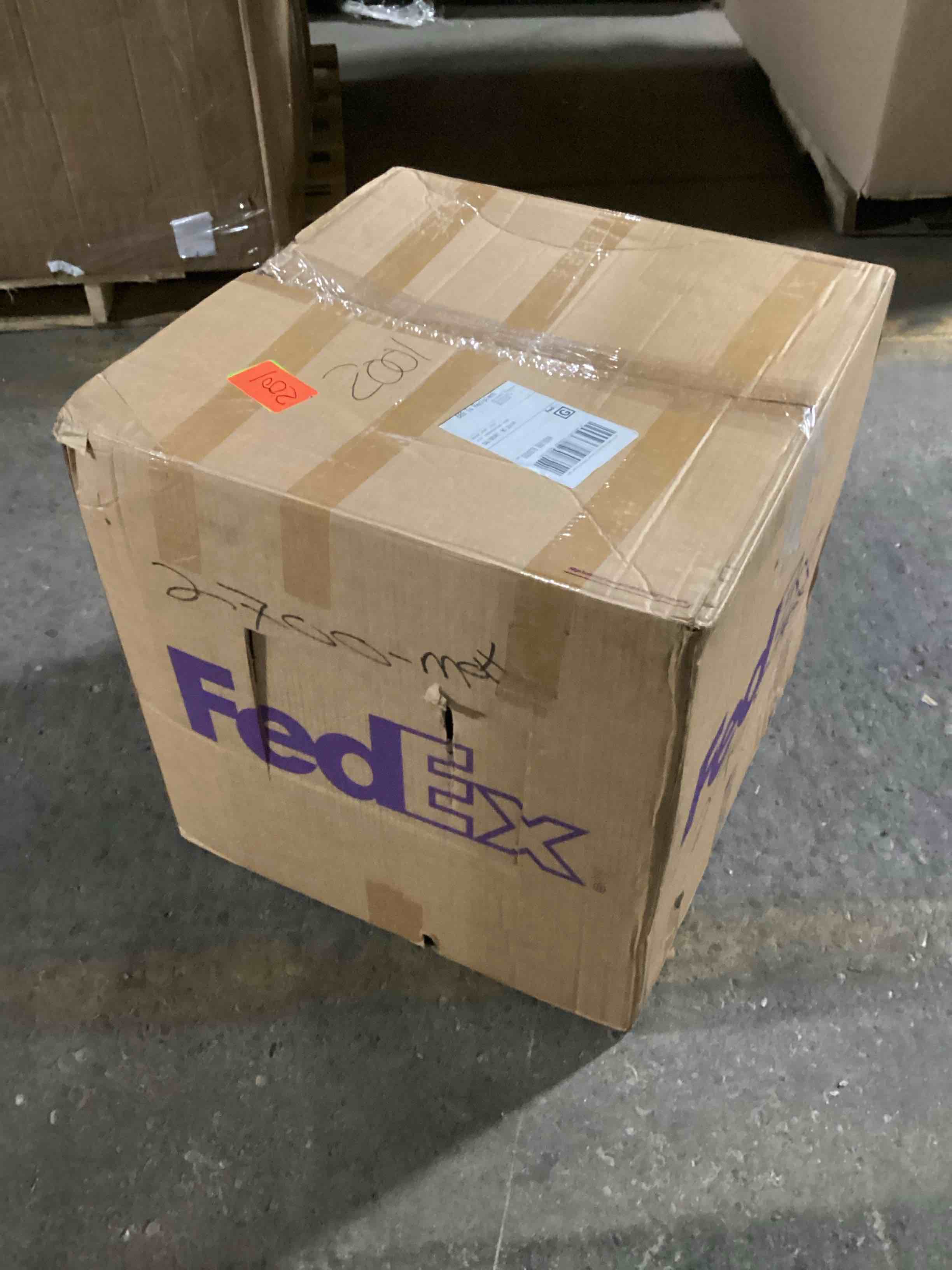 https://s3.amazonaws.com/lotting-images-prod/bidfta/RED5450193_1708107444928.jpeg