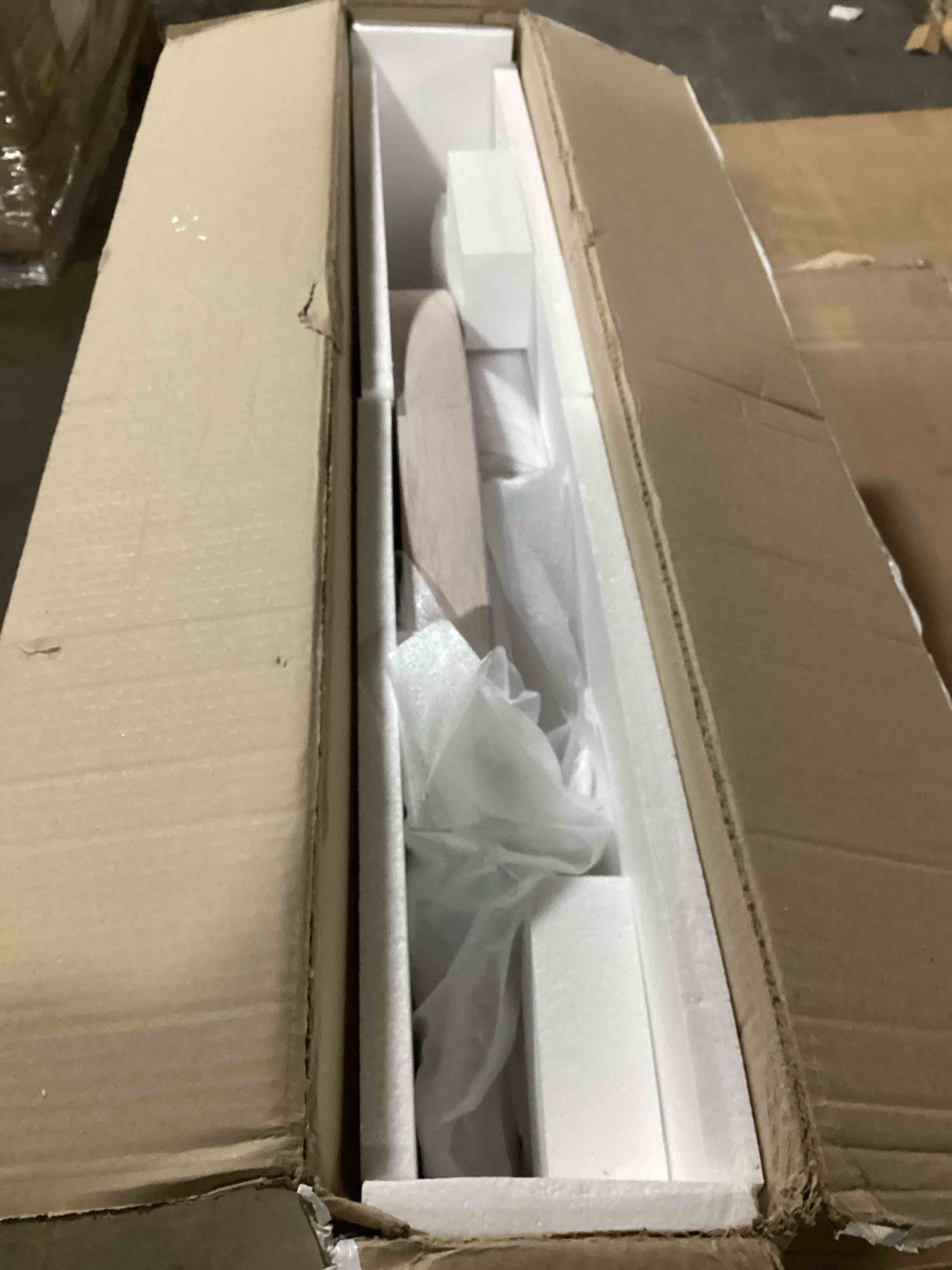 https://s3.amazonaws.com/lotting-images-prod/bidfta/RED5450419_1708609812256.jpeg