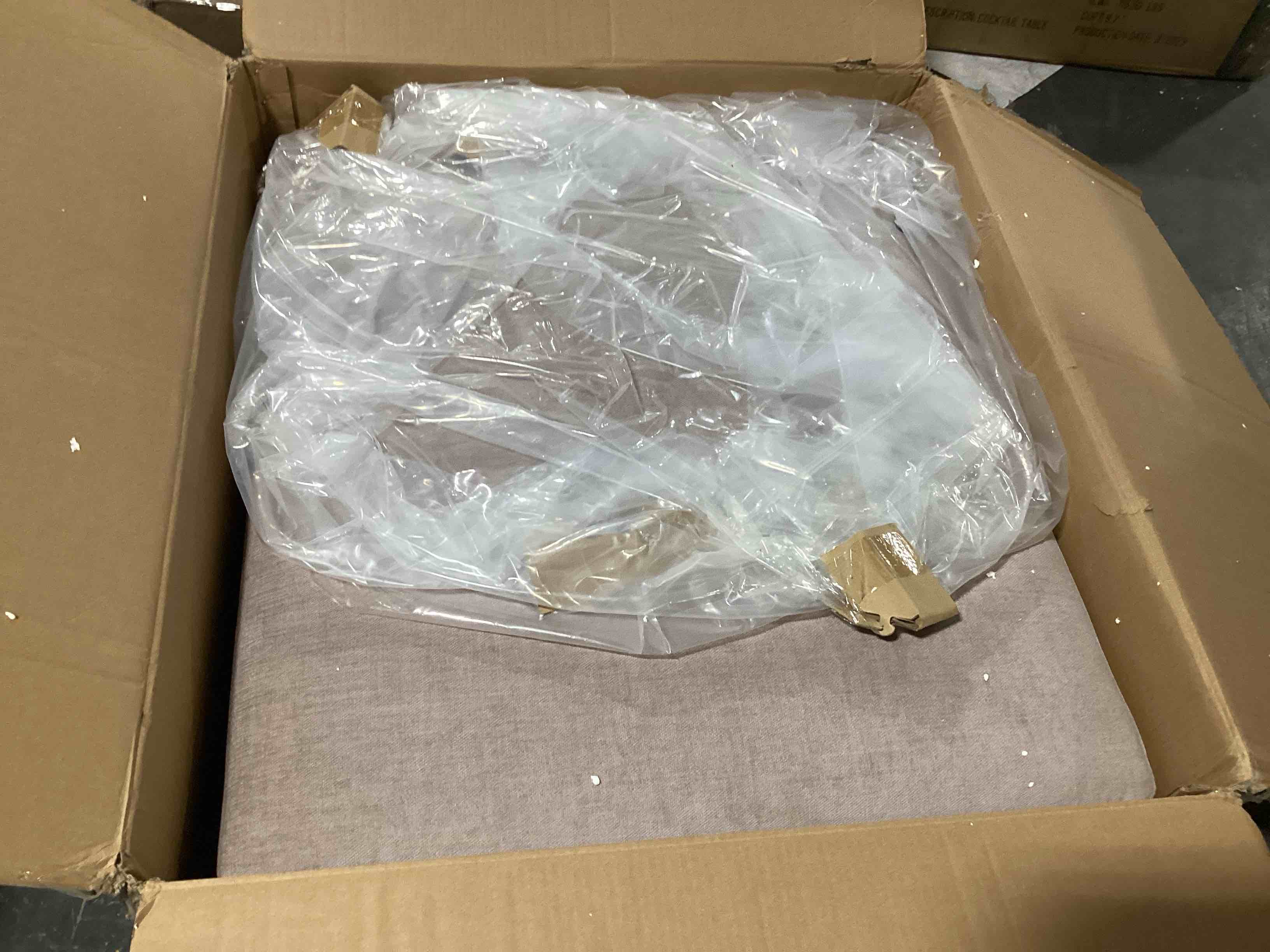 https://s3.amazonaws.com/lotting-images-prod/bidfta/RED5450513_1708710153963.jpeg