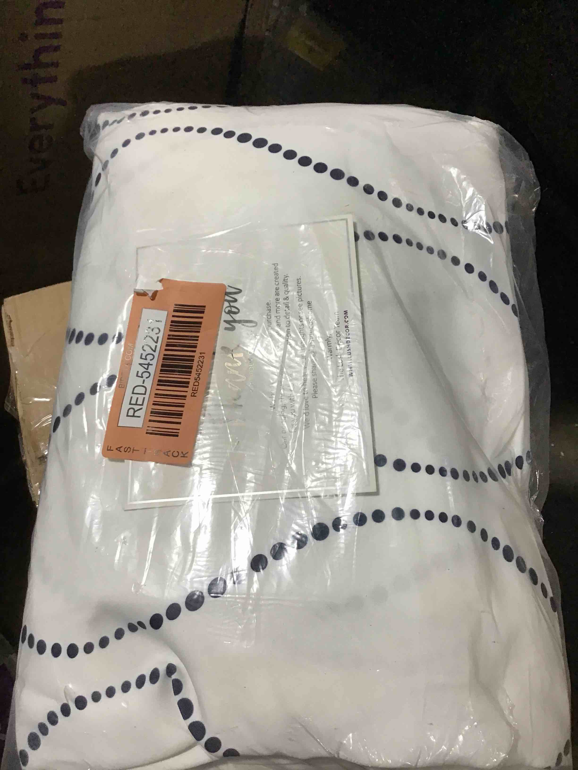 https://s3.amazonaws.com/lotting-images-prod/bidfta/RED5452231_1707588090033.jpeg