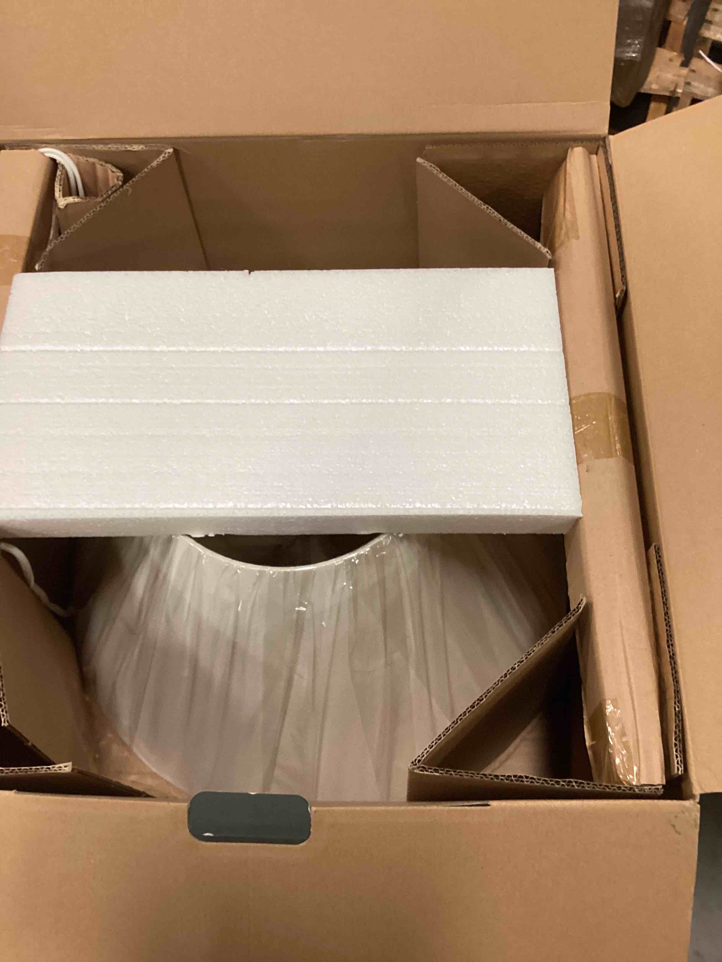 https://s3.amazonaws.com/lotting-images-prod/bidfta/RED5462347_1701437749924.jpeg