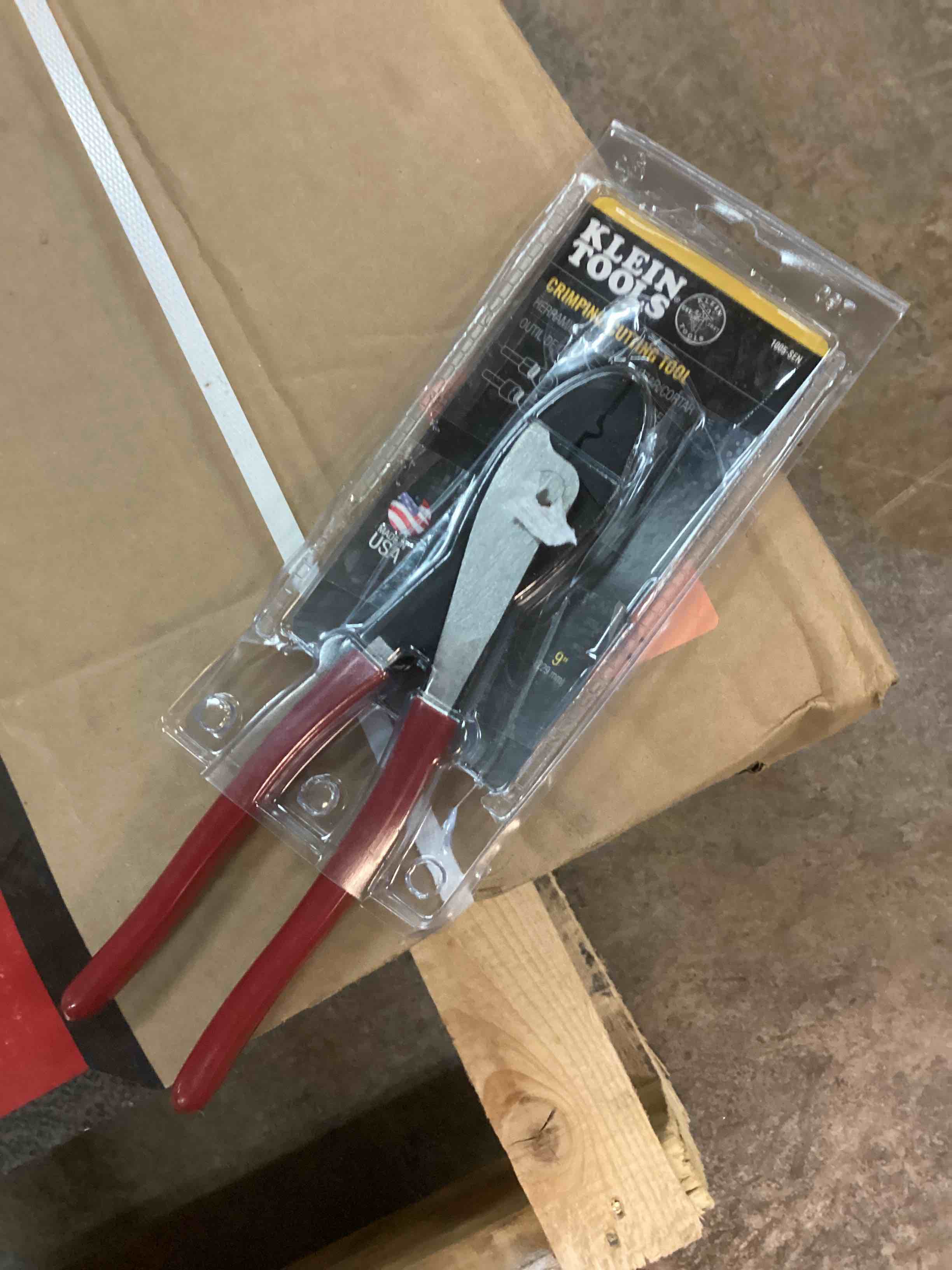 https://s3.amazonaws.com/lotting-images-prod/bidfta/RED5463453_1702584424323.jpeg