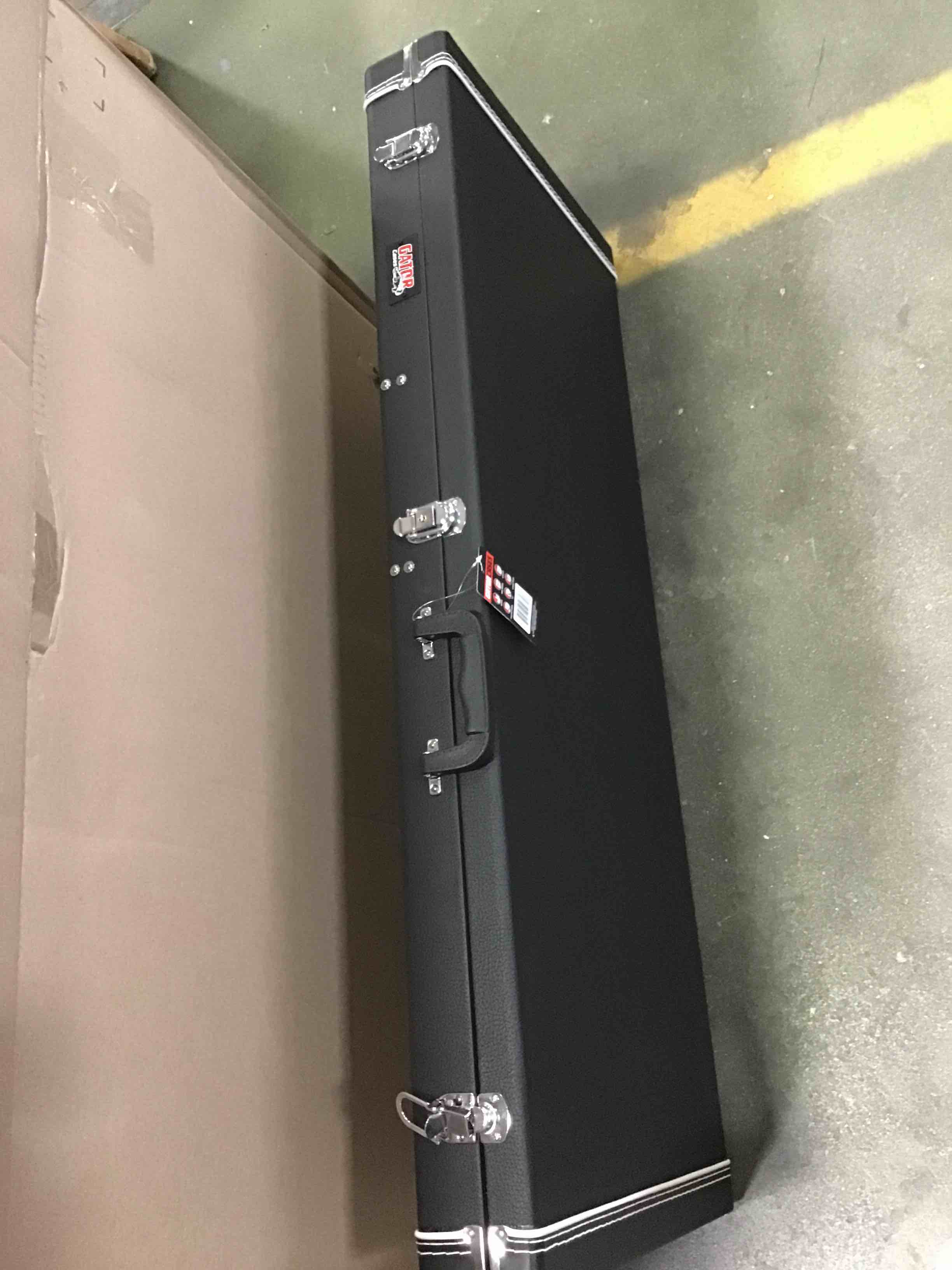 https://s3.amazonaws.com/lotting-images-prod/bidfta/RED5483297_1699556525781.jpeg
