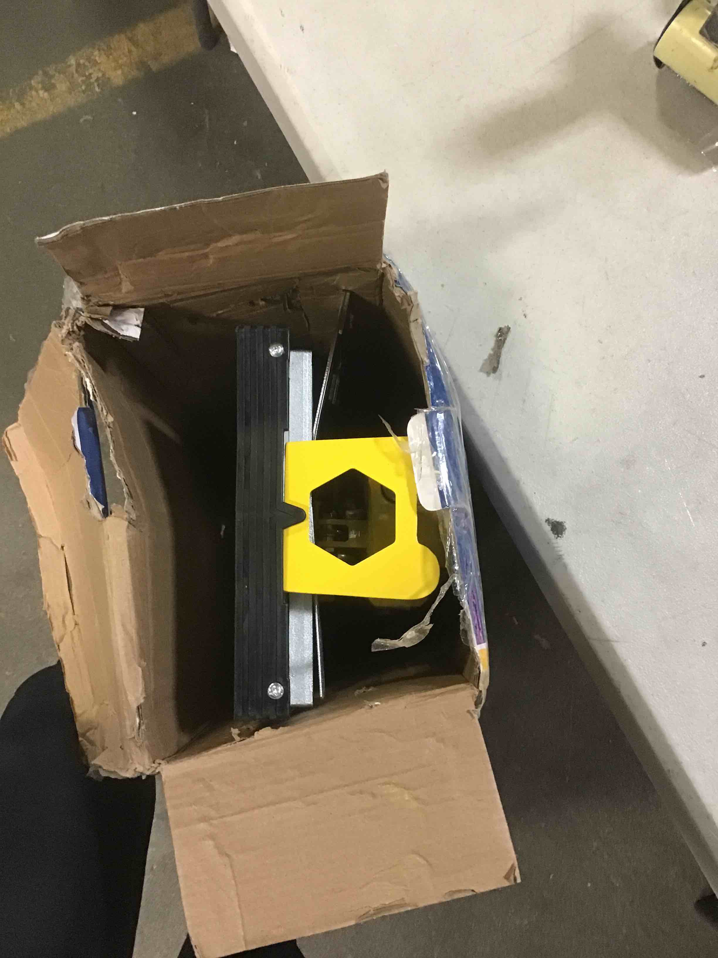 https://s3.amazonaws.com/lotting-images-prod/bidfta/RED5483425_1699633880875.jpeg