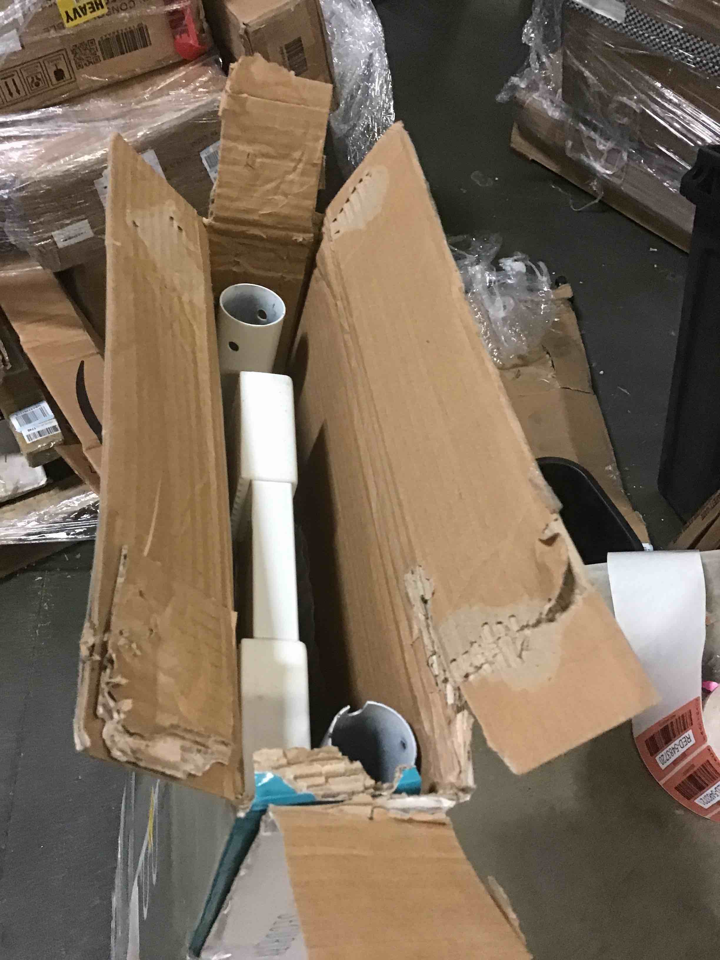 https://s3.amazonaws.com/lotting-images-prod/bidfta/RED5483720_1699907566783.jpeg