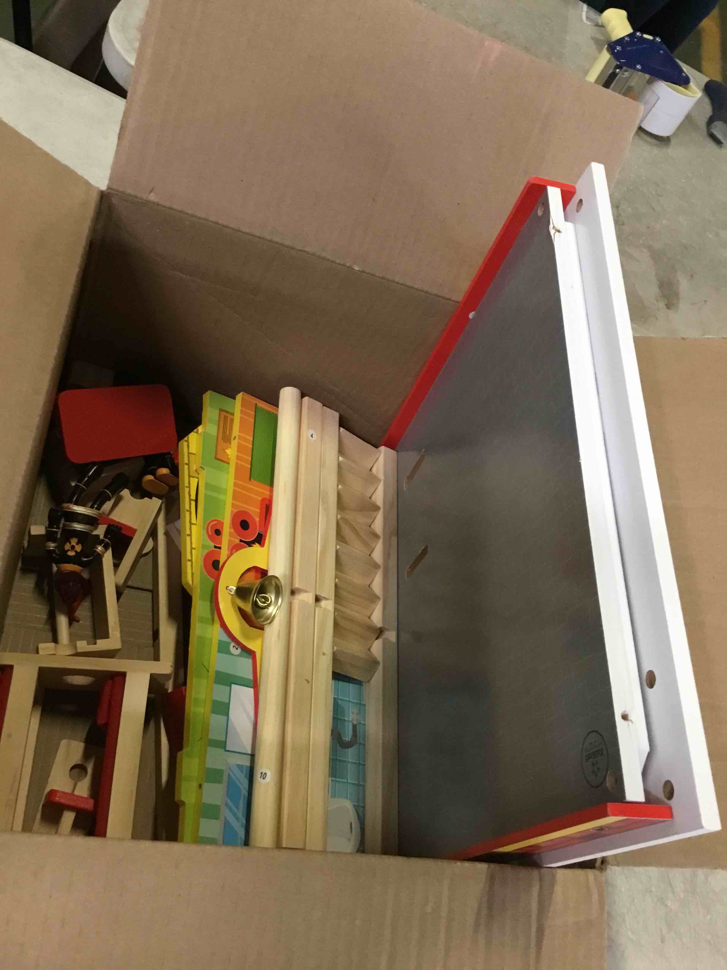 https://s3.amazonaws.com/lotting-images-prod/bidfta/RED5486563_1699633033292.jpeg
