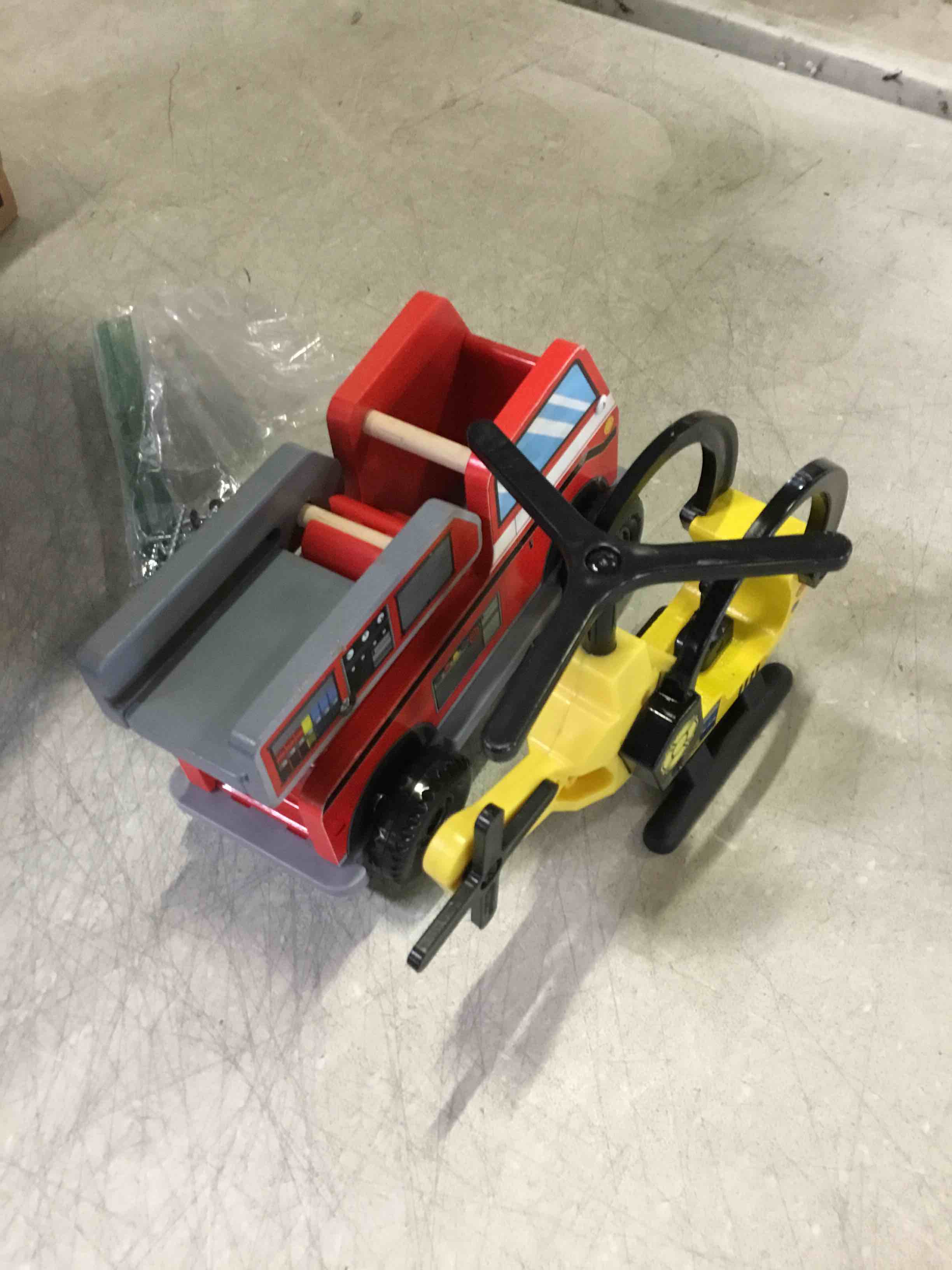 https://s3.amazonaws.com/lotting-images-prod/bidfta/RED5486563_1699633037581.jpeg
