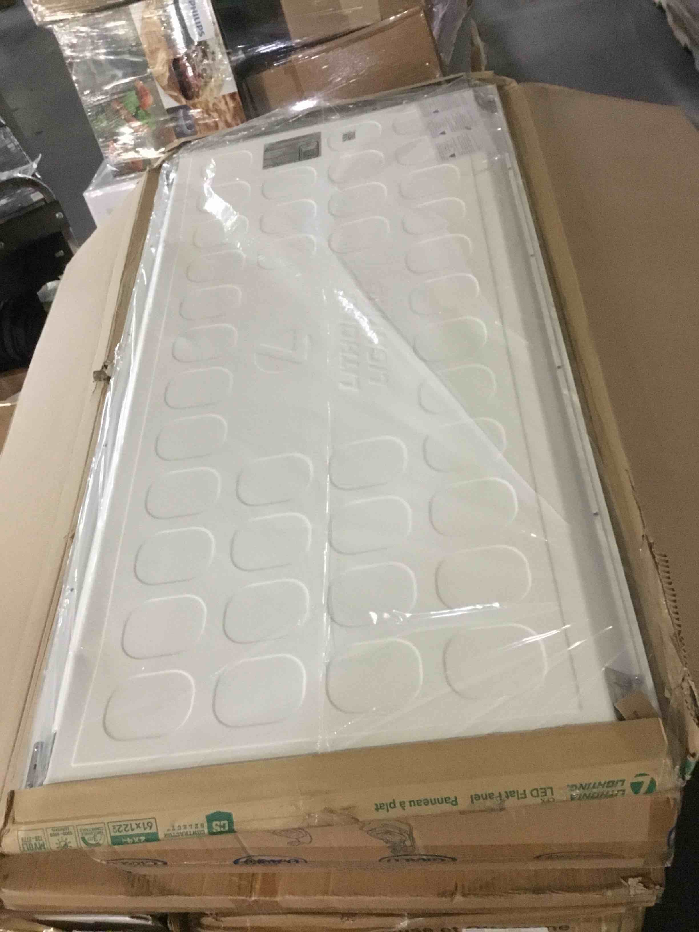 https://s3.amazonaws.com/lotting-images-prod/bidfta/RED5489631_1699883479931.jpeg