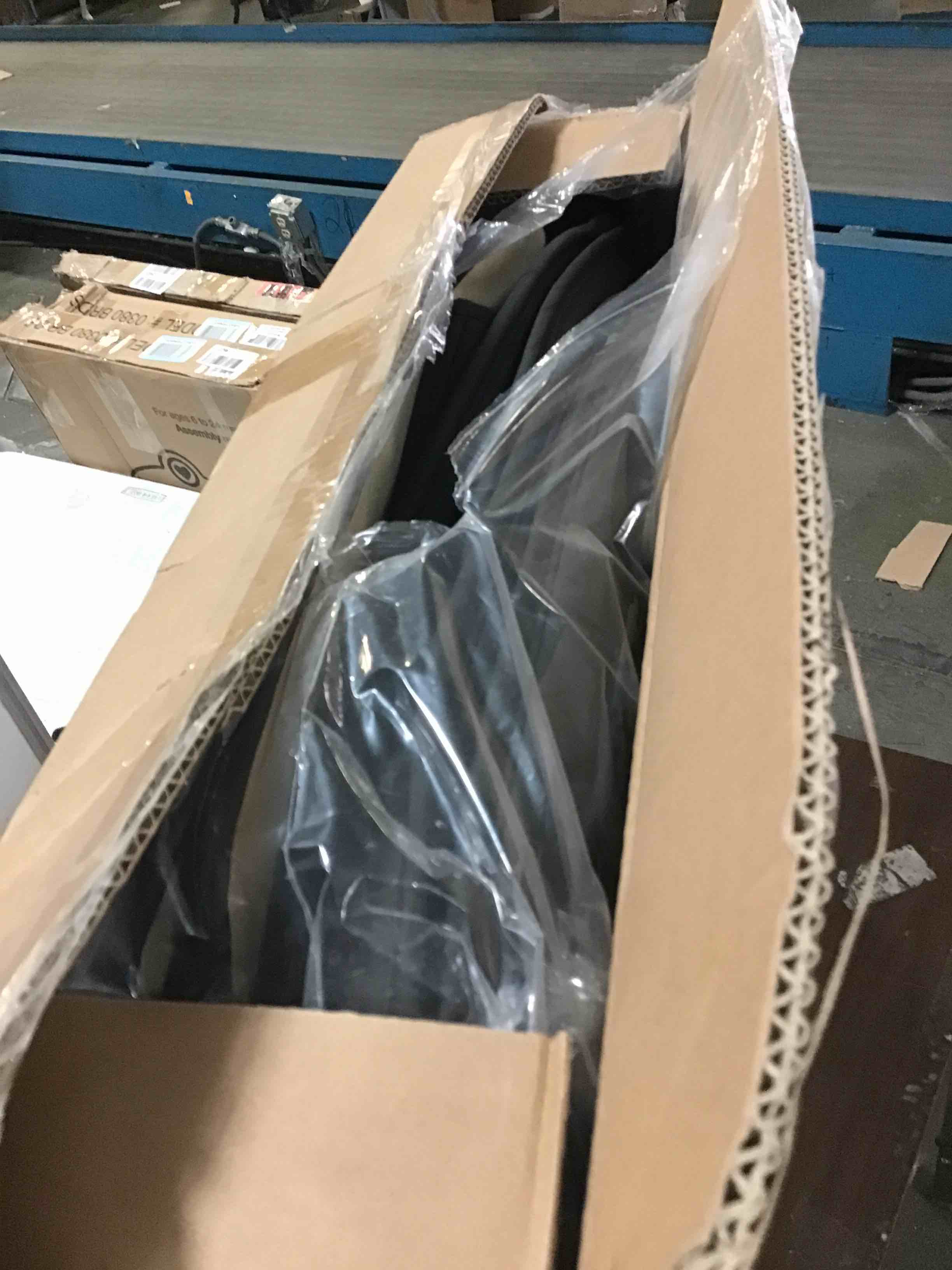 https://s3.amazonaws.com/lotting-images-prod/bidfta/RED5490543_1699388635332.jpeg