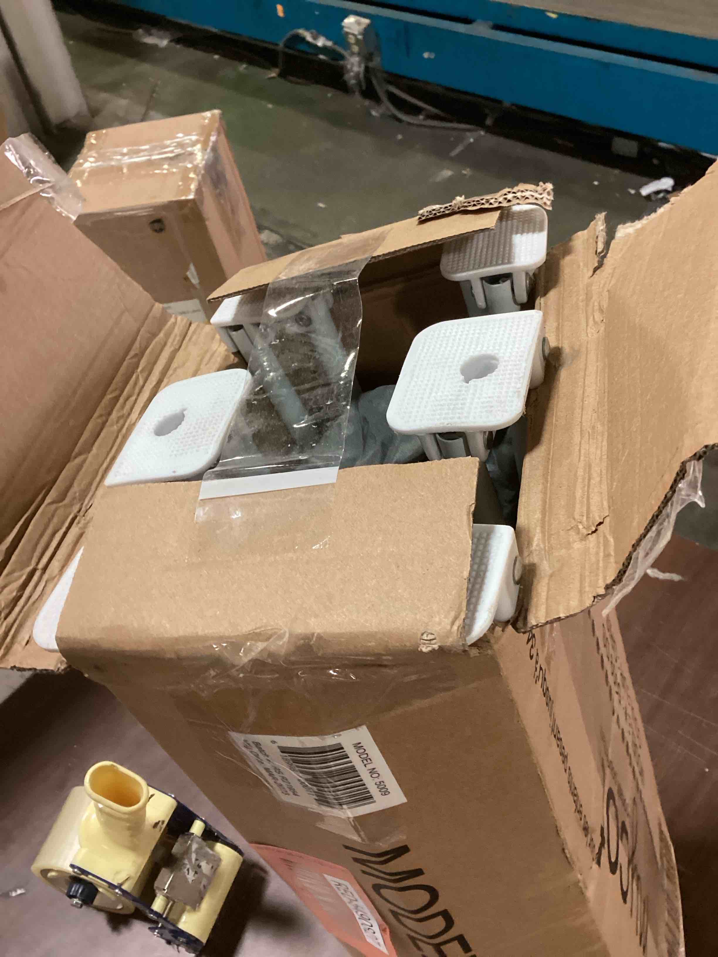 https://s3.amazonaws.com/lotting-images-prod/bidfta/RED5490827_1699546265277.jpeg
