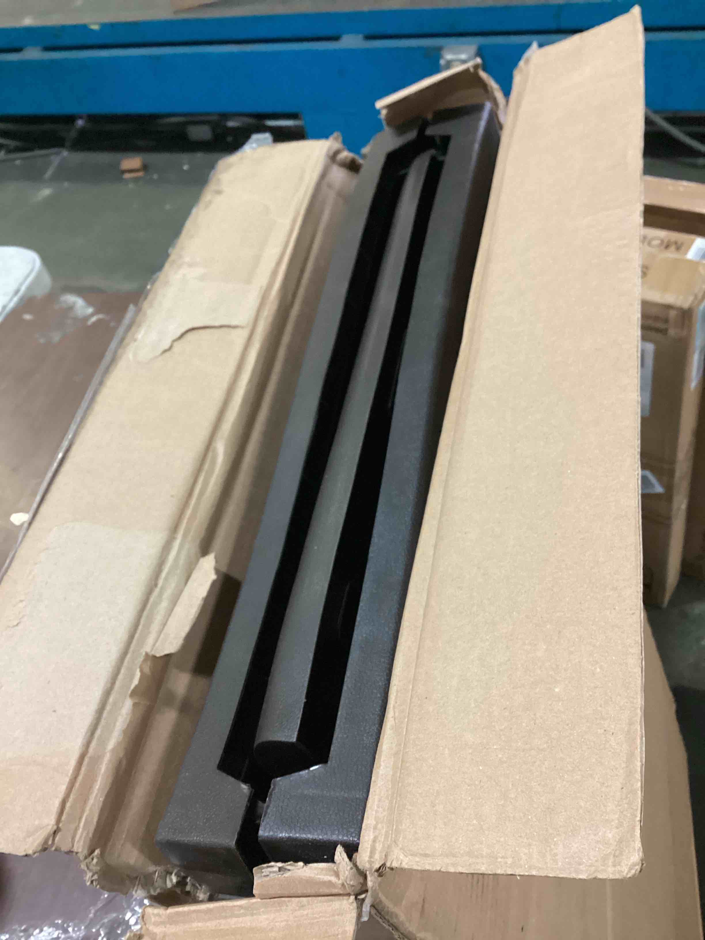 https://s3.amazonaws.com/lotting-images-prod/bidfta/RED5490907_1699557951368.jpeg