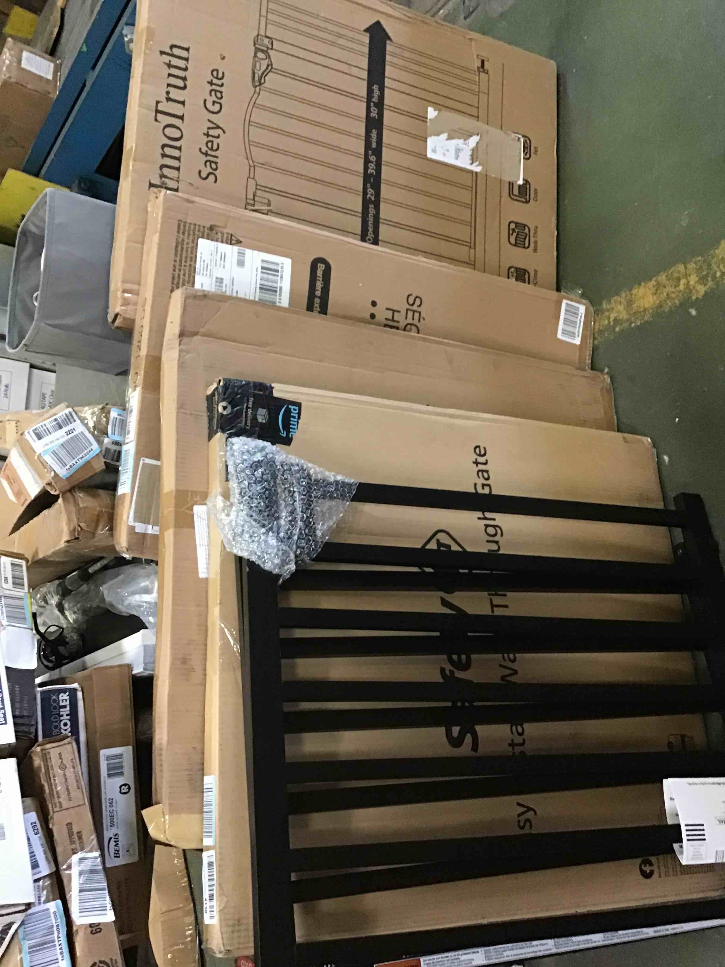 https://s3.amazonaws.com/lotting-images-prod/bidfta/RED5507538_1700155986418.jpeg