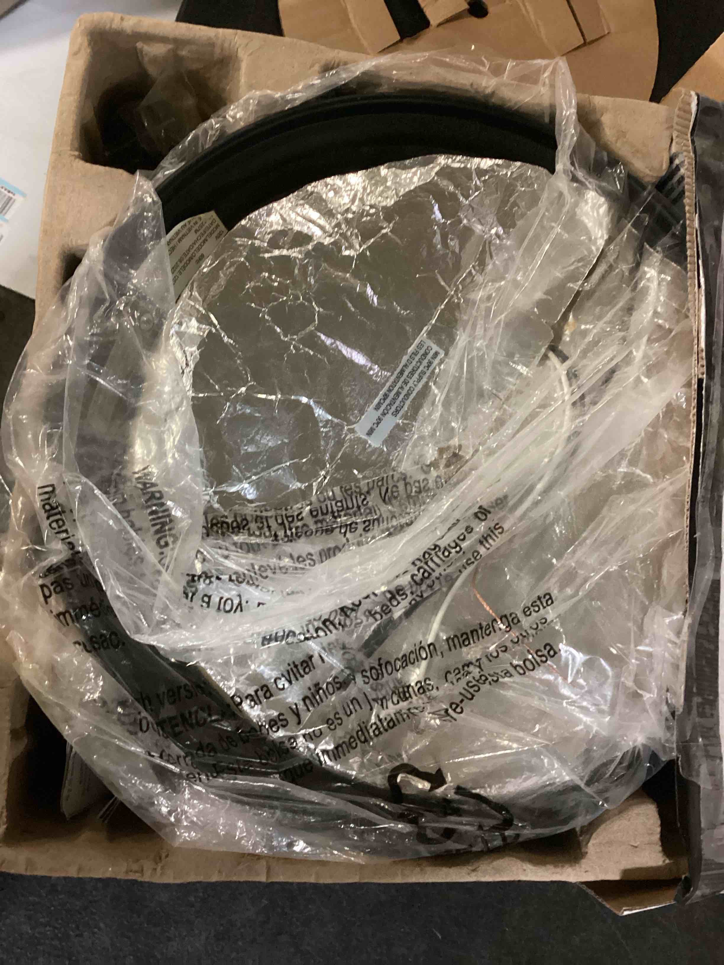 https://s3.amazonaws.com/lotting-images-prod/bidfta/RED5508966_1700599880946.jpeg