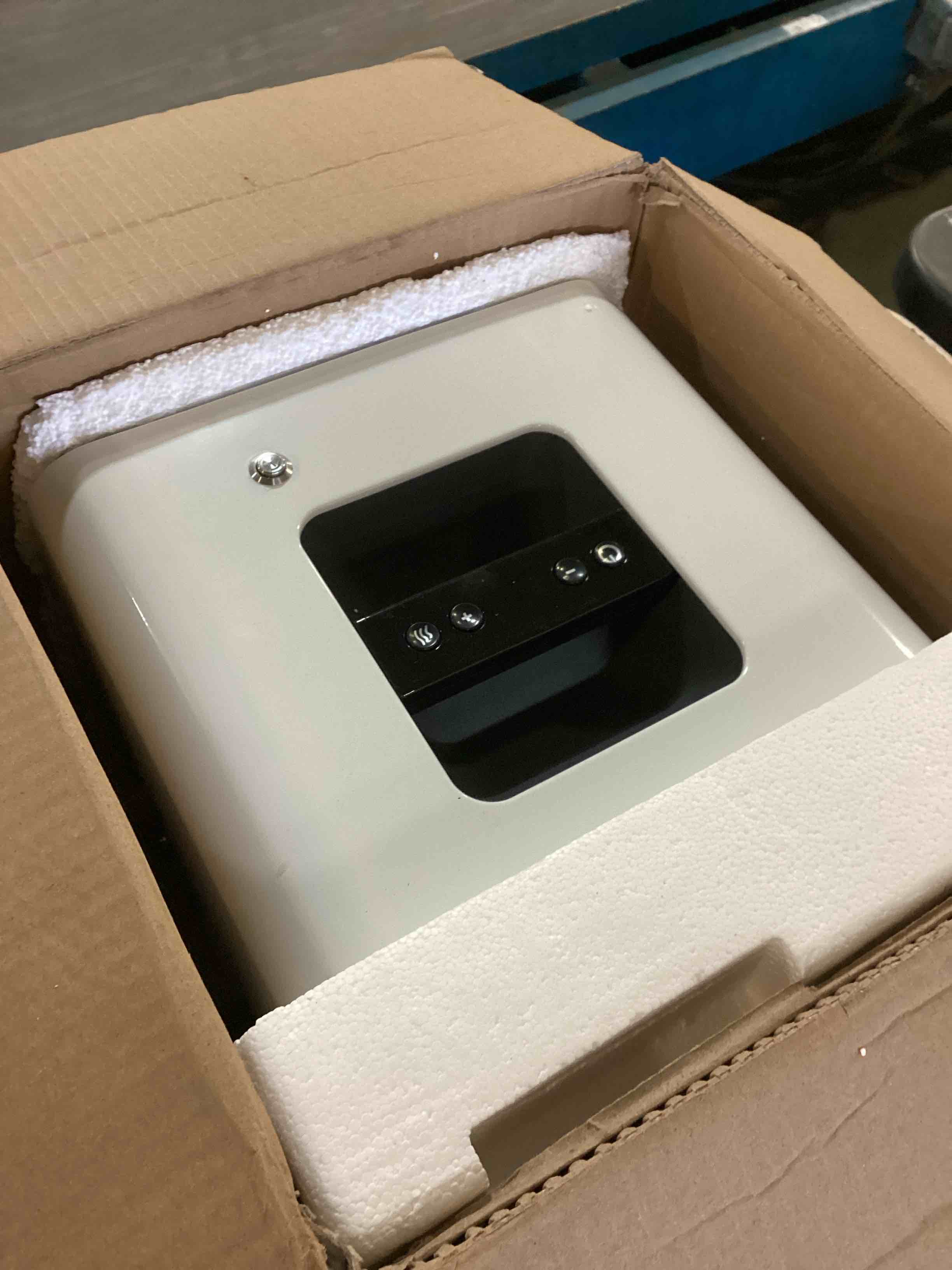 https://s3.amazonaws.com/lotting-images-prod/bidfta/RED5511485_1699899194839.jpeg