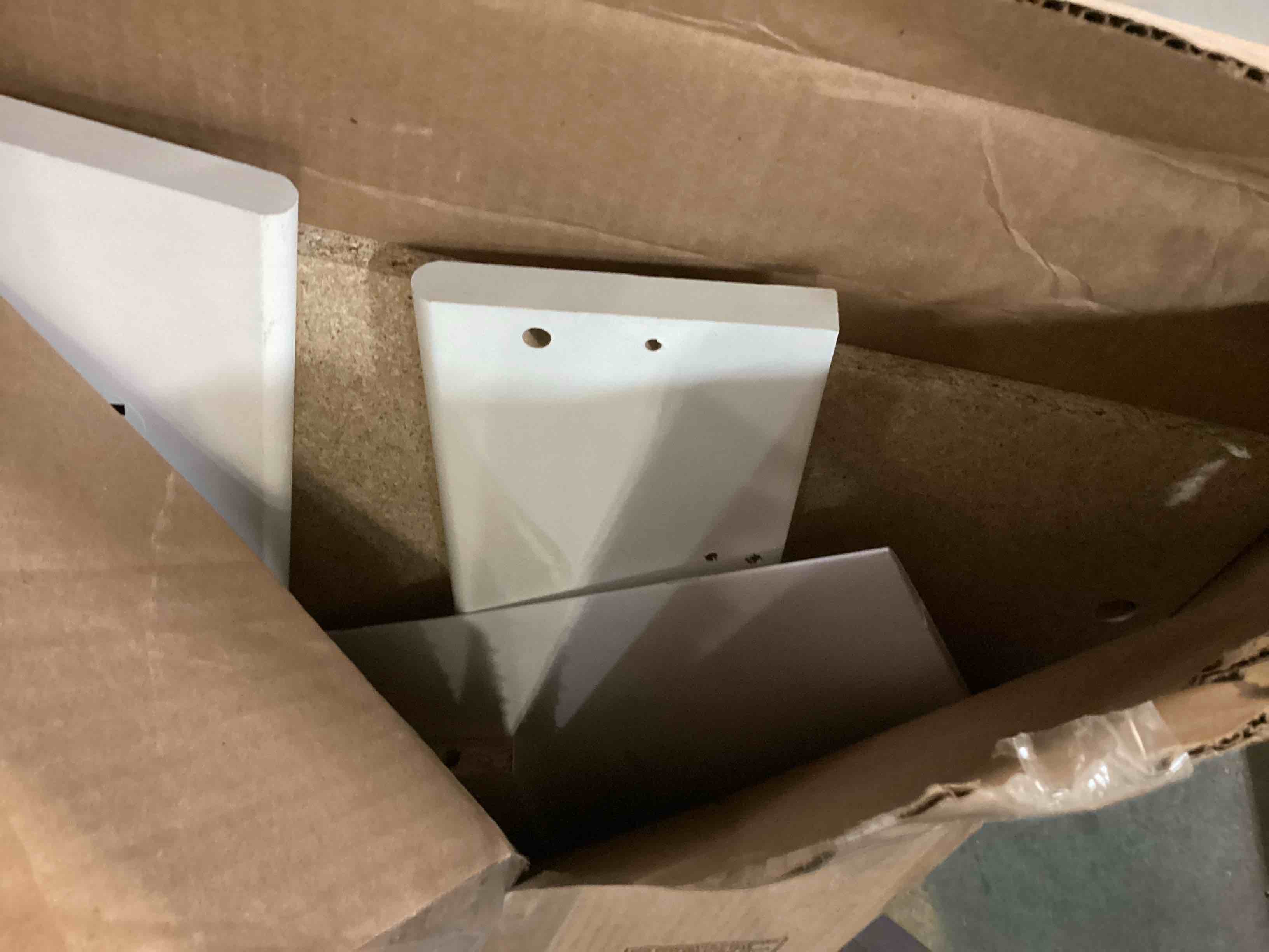 https://s3.amazonaws.com/lotting-images-prod/bidfta/RED5511795_1699993185174.jpeg
