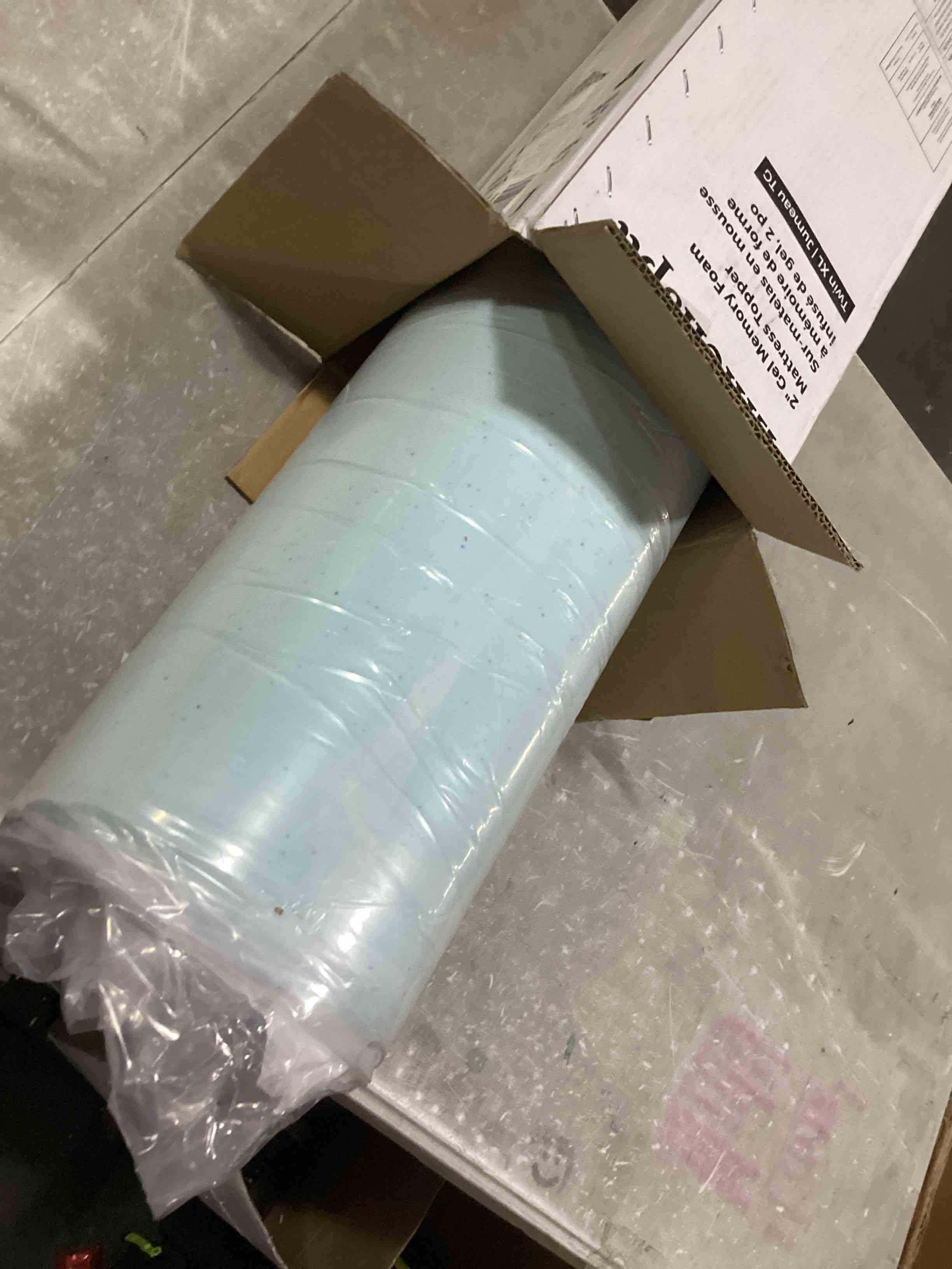 https://s3.amazonaws.com/lotting-images-prod/bidfta/RED5517778_1727710944148.jpeg