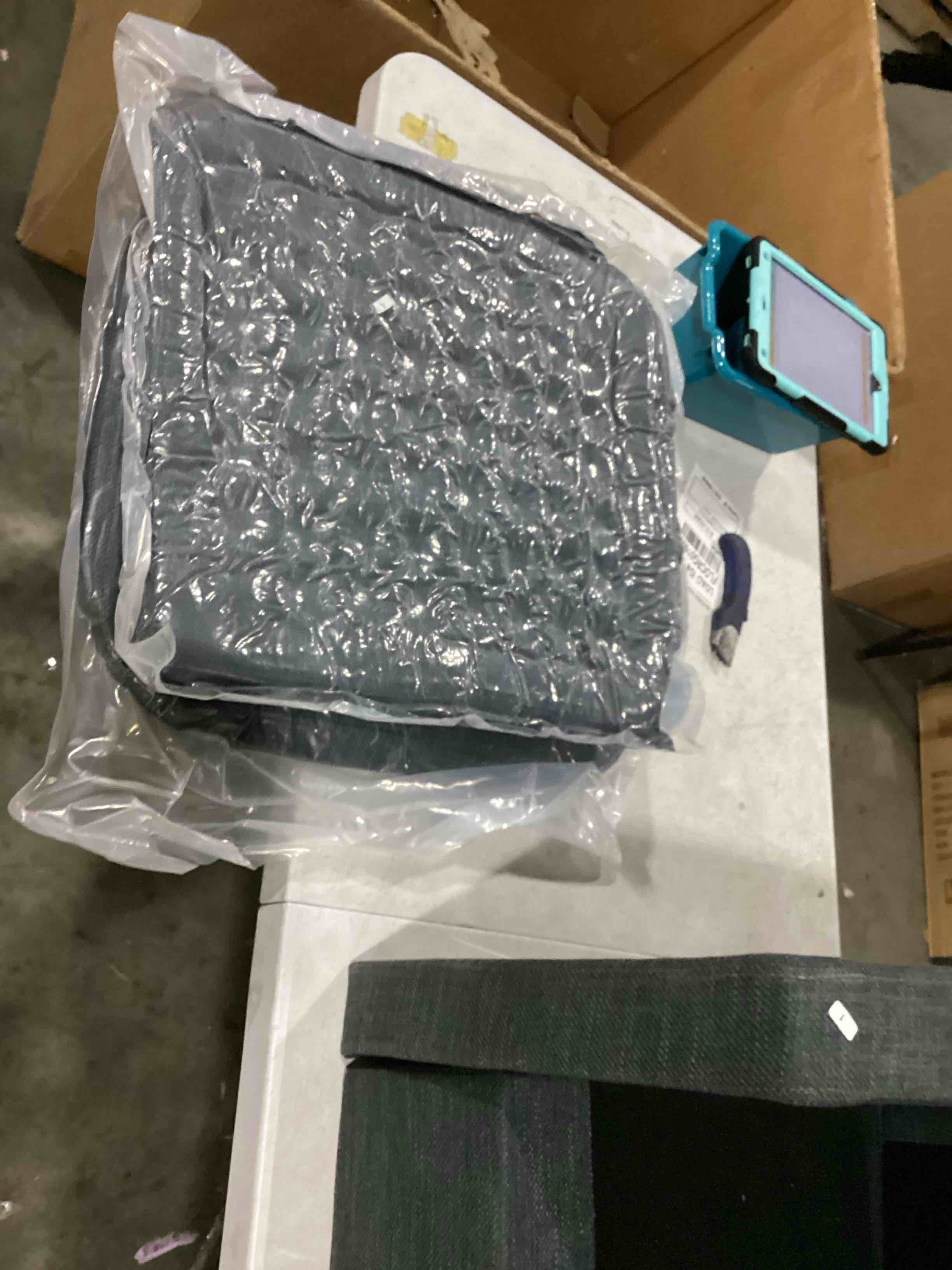 https://s3.amazonaws.com/lotting-images-prod/bidfta/RED5517955_1727809956265.jpeg