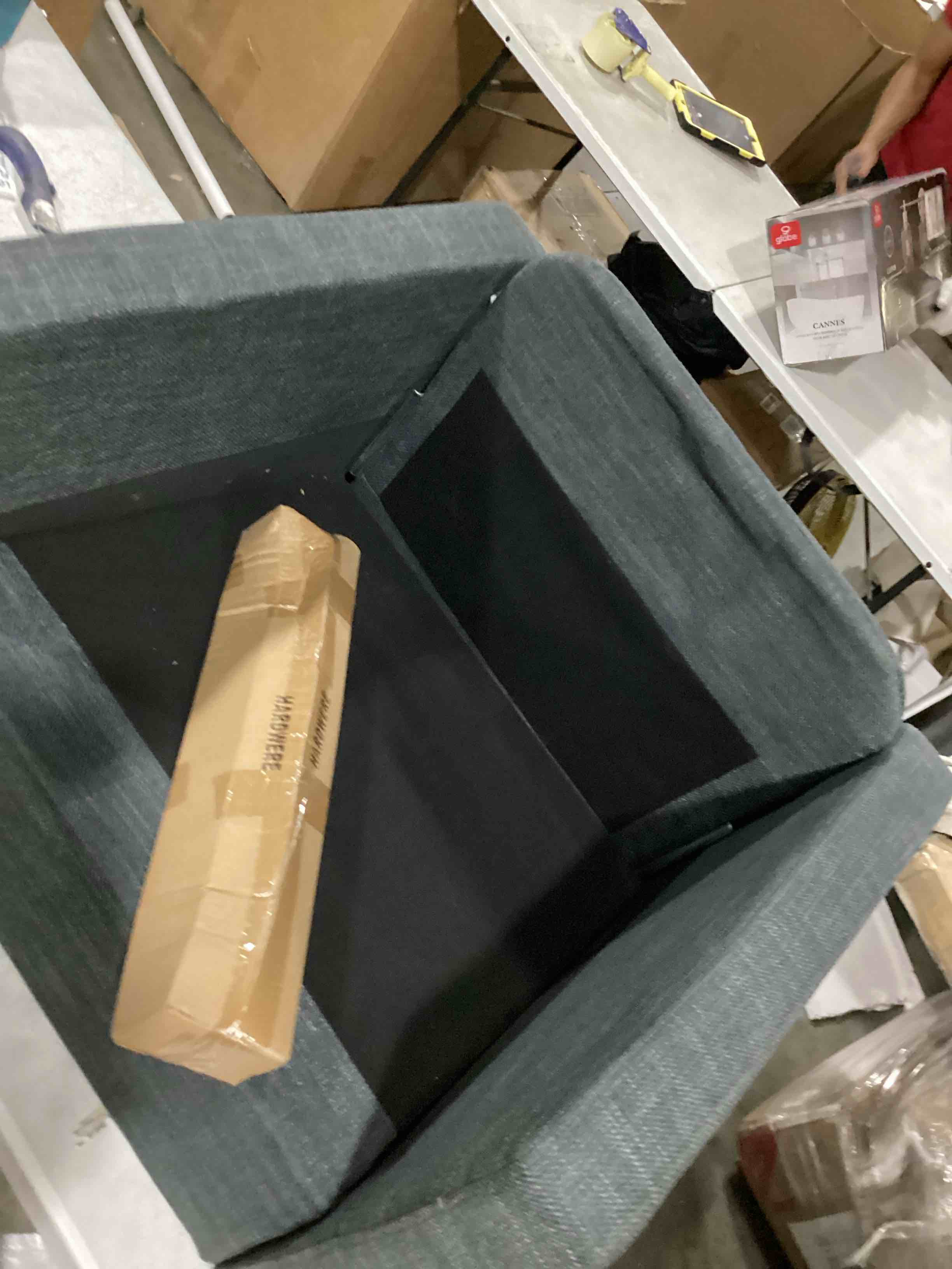 https://s3.amazonaws.com/lotting-images-prod/bidfta/RED5517955_1727809964370.jpeg