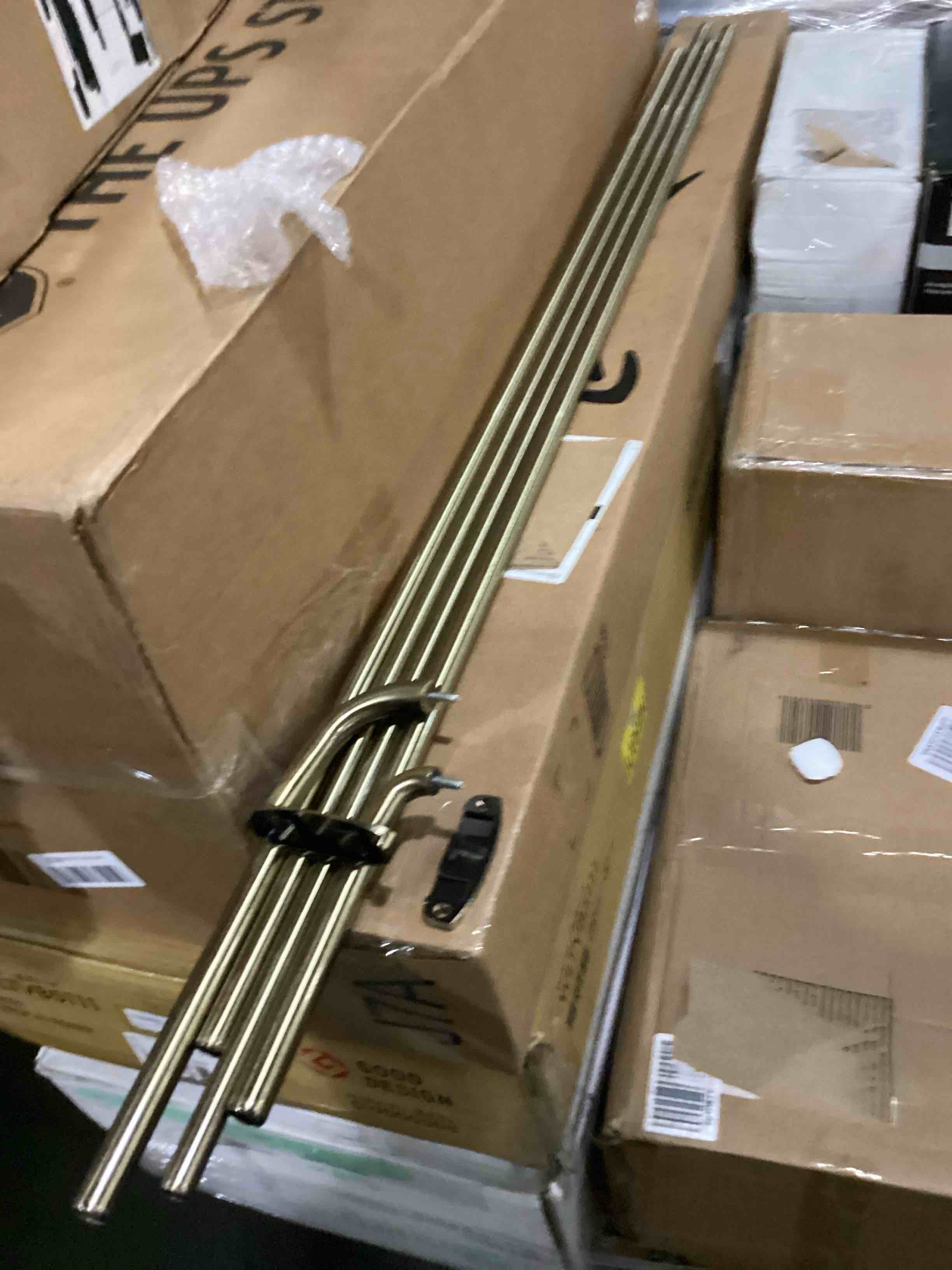 https://s3.amazonaws.com/lotting-images-prod/bidfta/RED5518071_1727954975771.jpeg