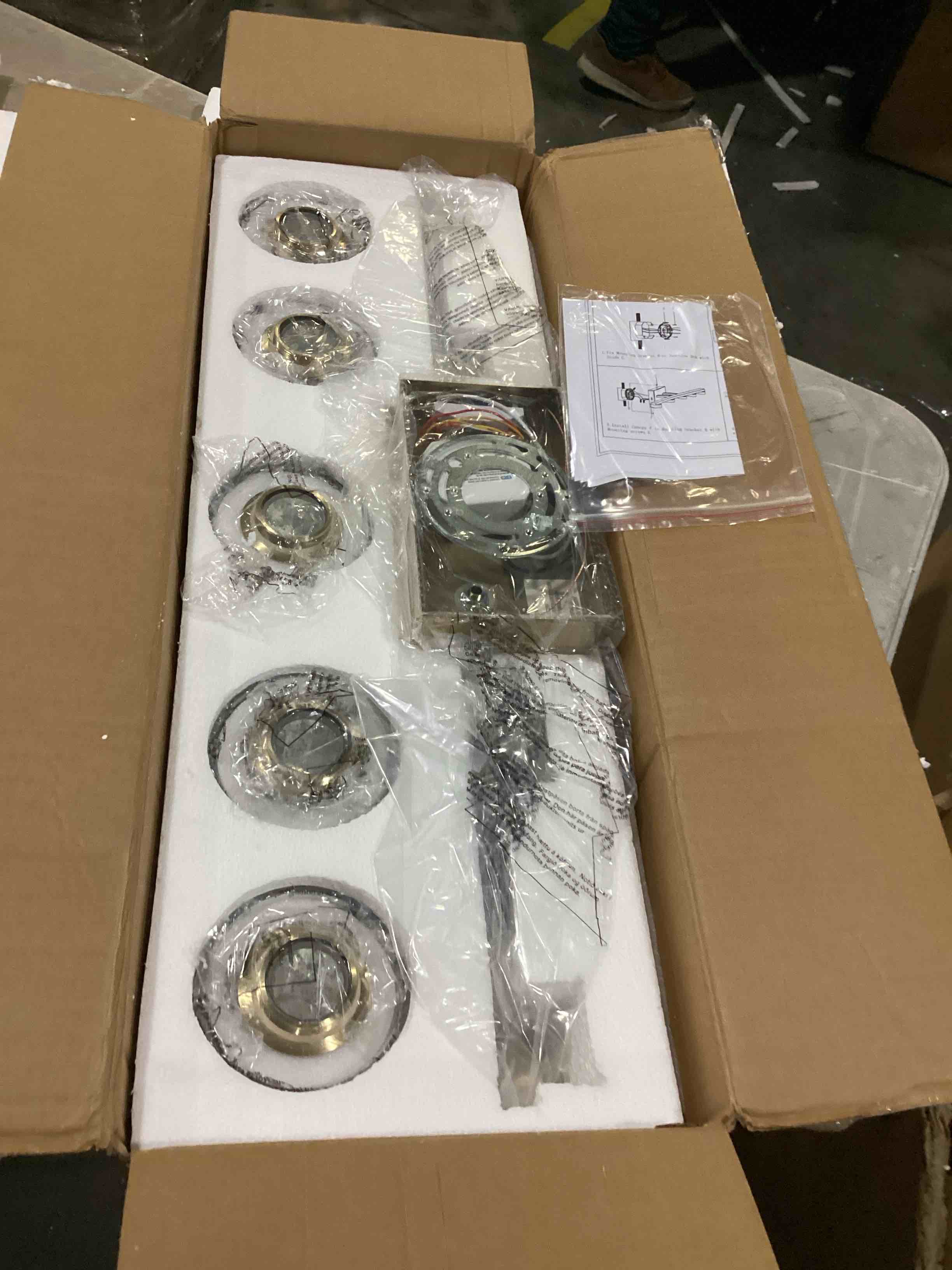 https://s3.amazonaws.com/lotting-images-prod/bidfta/RED5518386_1728064559287.jpeg