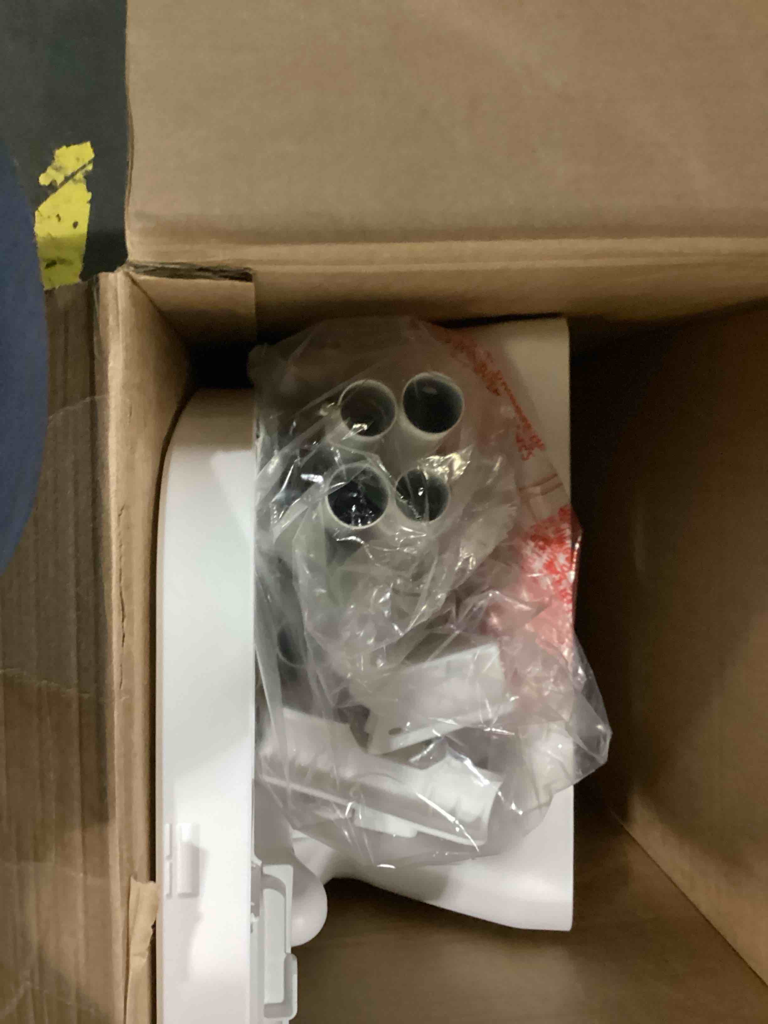 https://s3.amazonaws.com/lotting-images-prod/bidfta/RED5518835_1728666651029.jpeg