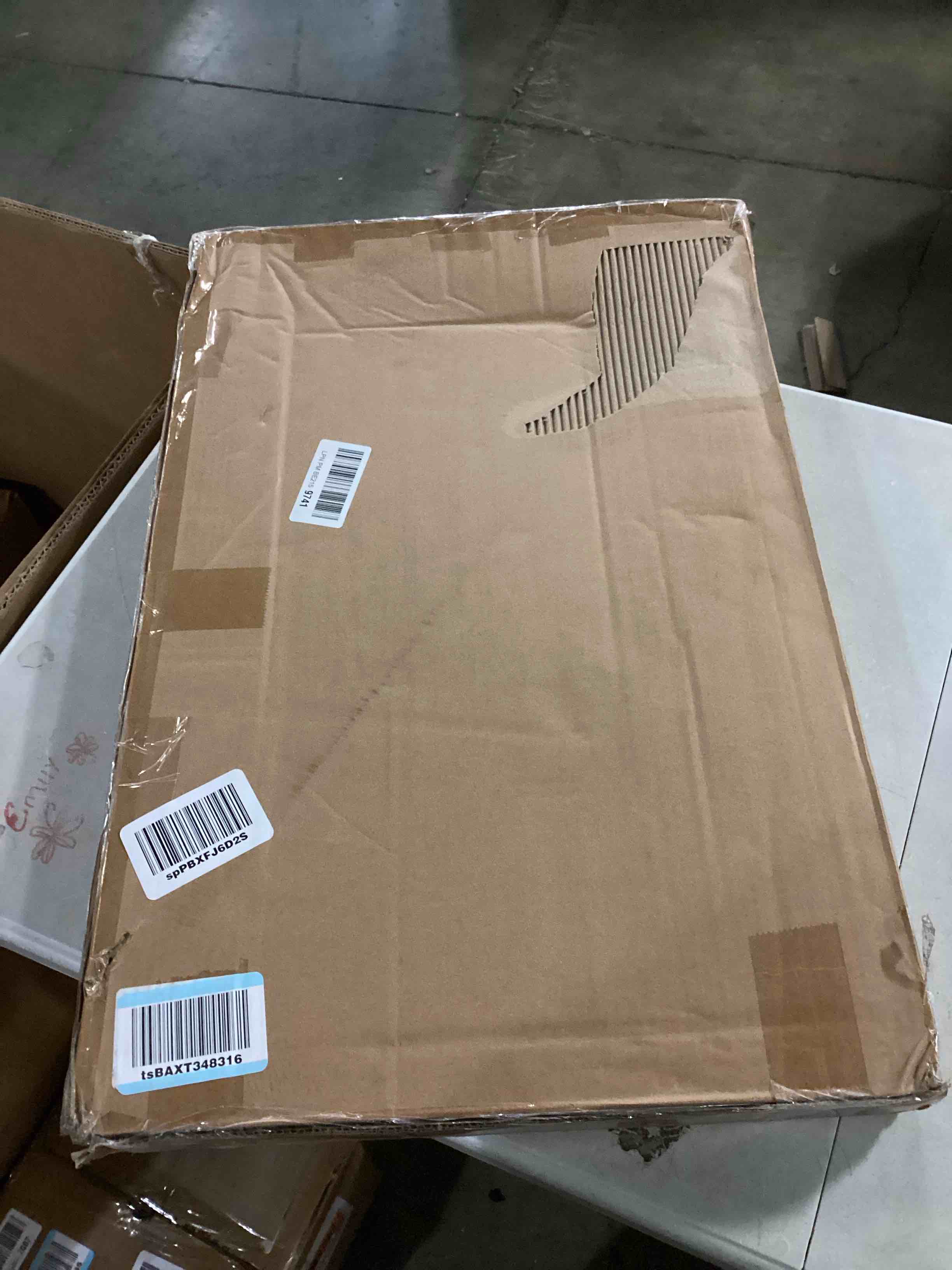 https://s3.amazonaws.com/lotting-images-prod/bidfta/RED5519747_1727966501834.jpeg