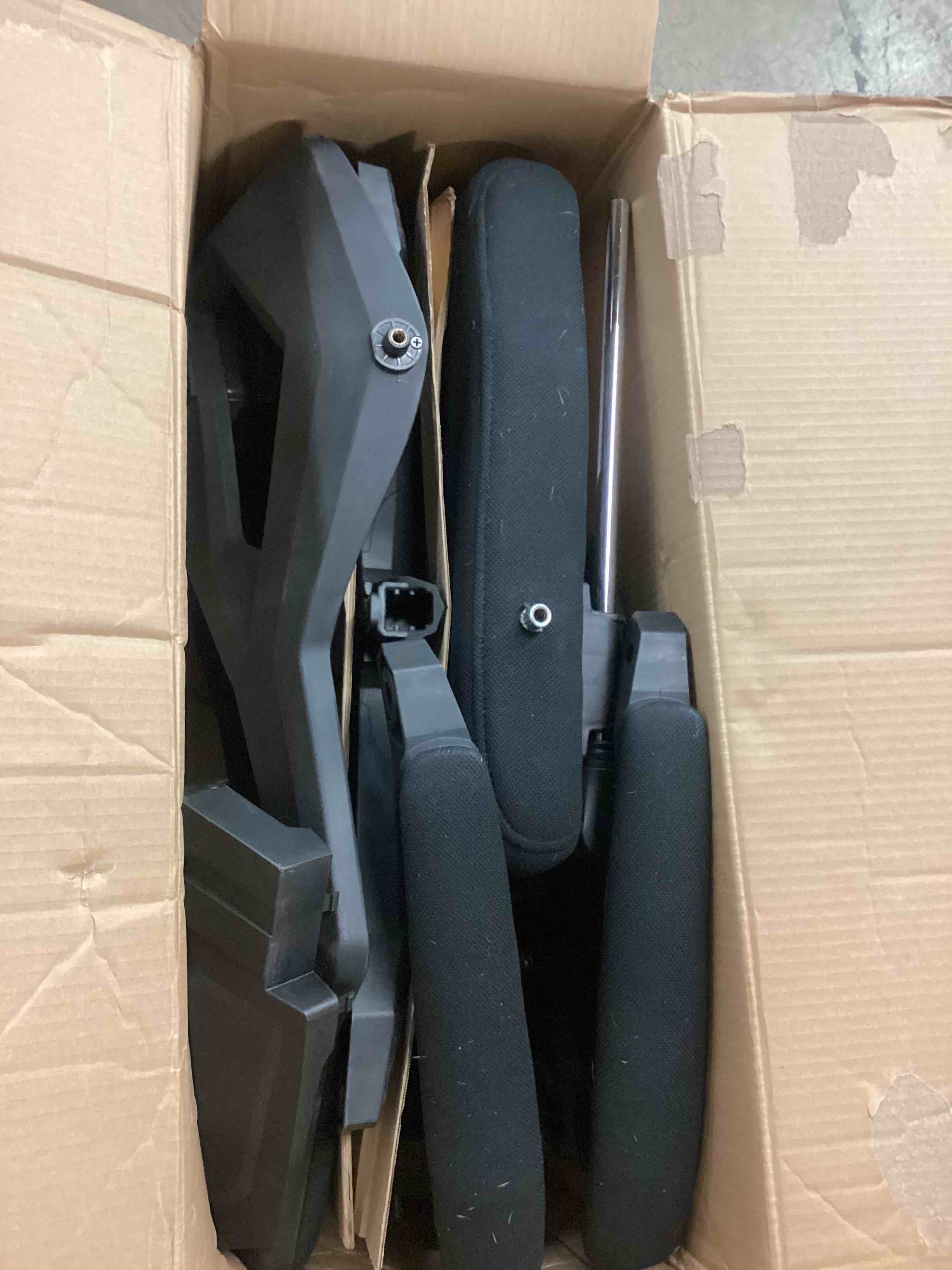 https://s3.amazonaws.com/lotting-images-prod/bidfta/RED5522579_1736961967671.jpeg