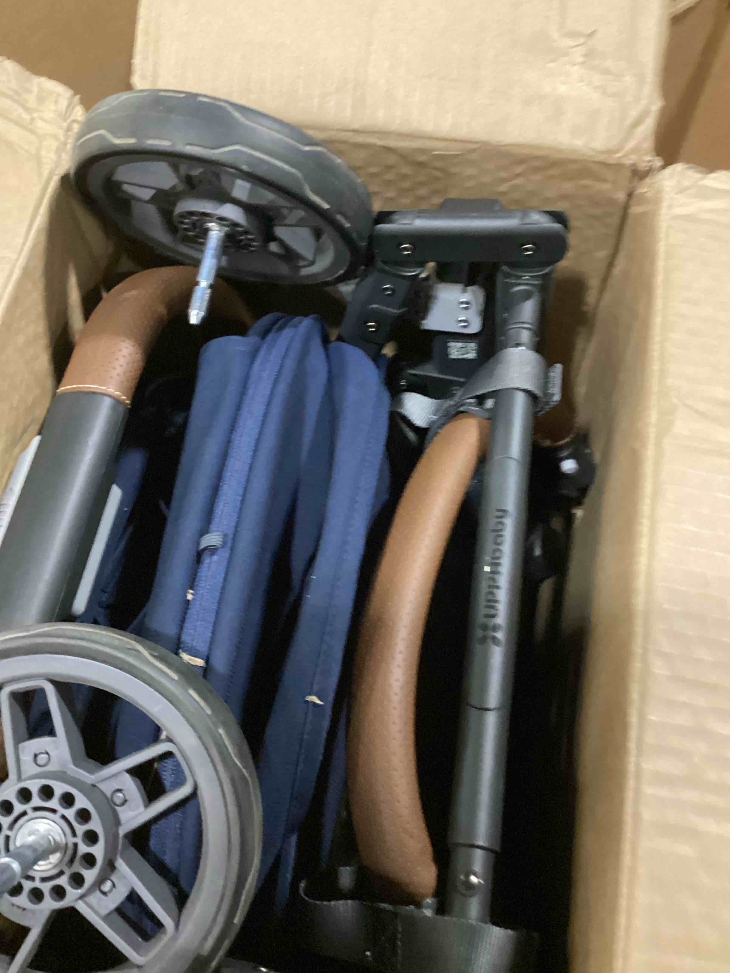 https://s3.amazonaws.com/lotting-images-prod/bidfta/RED5523464_1728918411227.jpeg