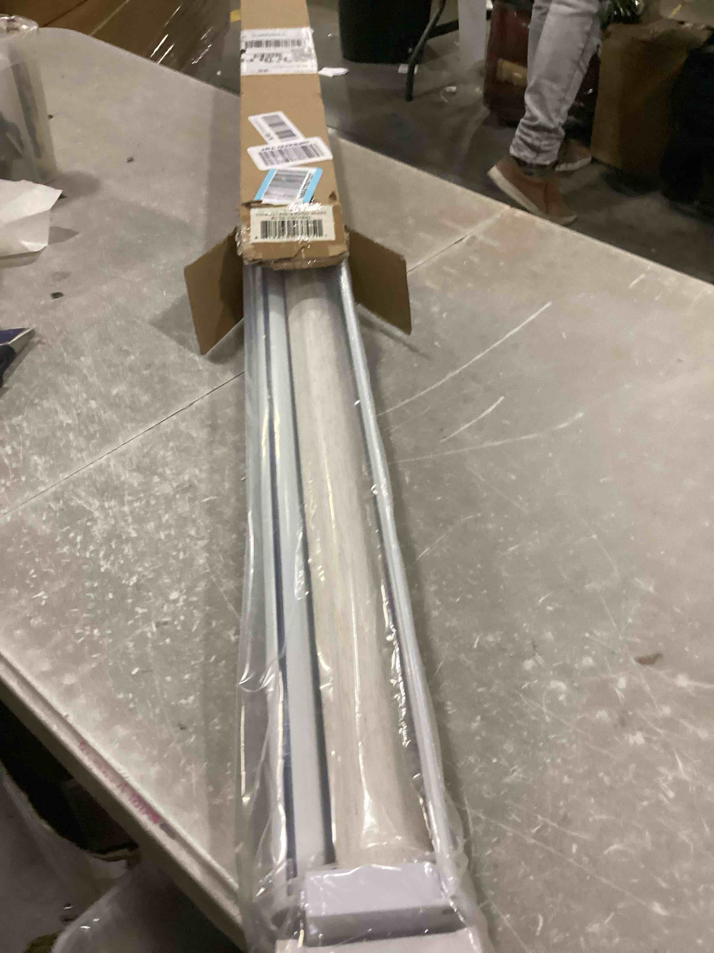 https://s3.amazonaws.com/lotting-images-prod/bidfta/RED5523970_1729272781170.jpeg