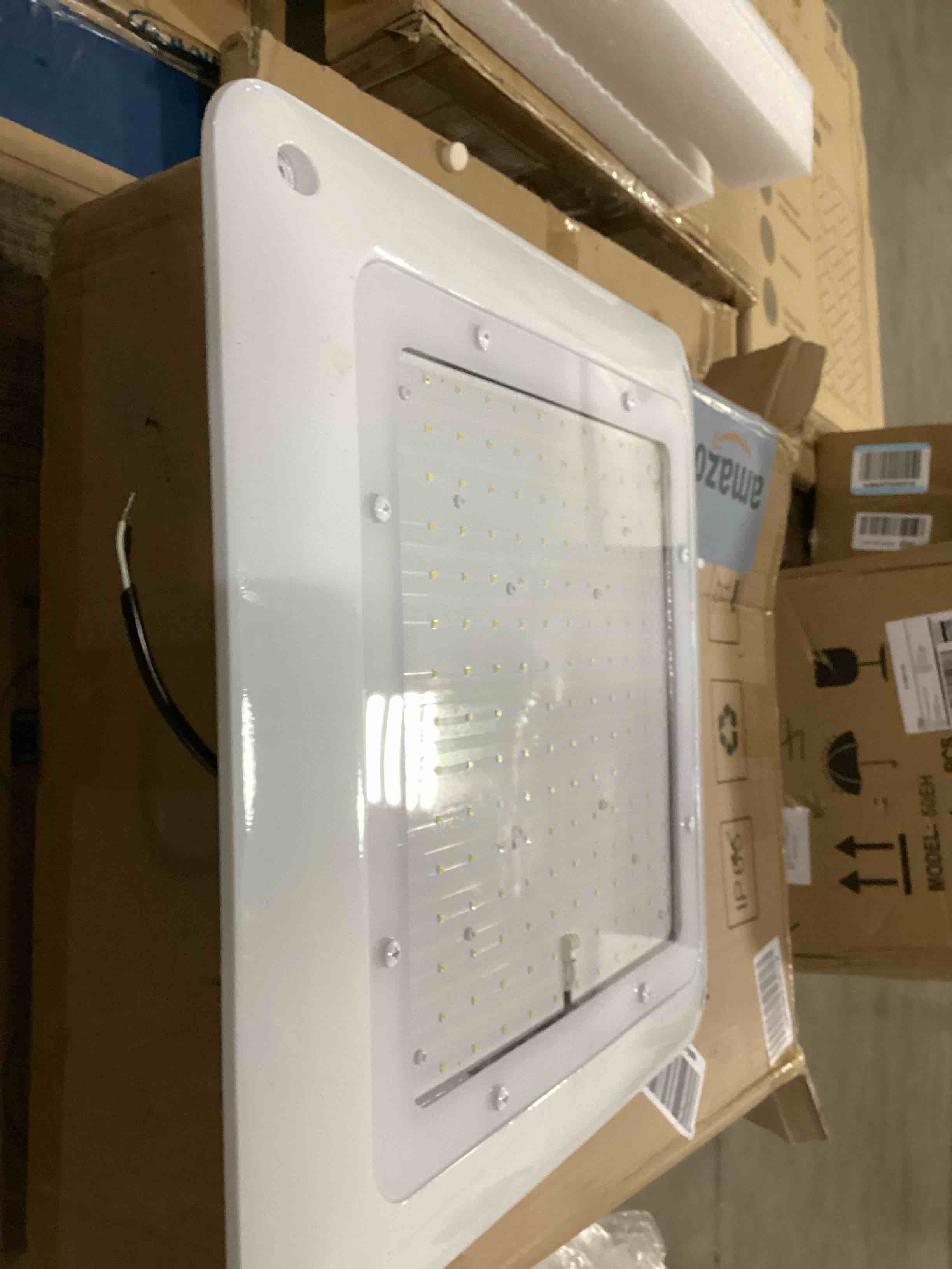 https://s3.amazonaws.com/lotting-images-prod/bidfta/RED5524215_1729603468654.jpeg